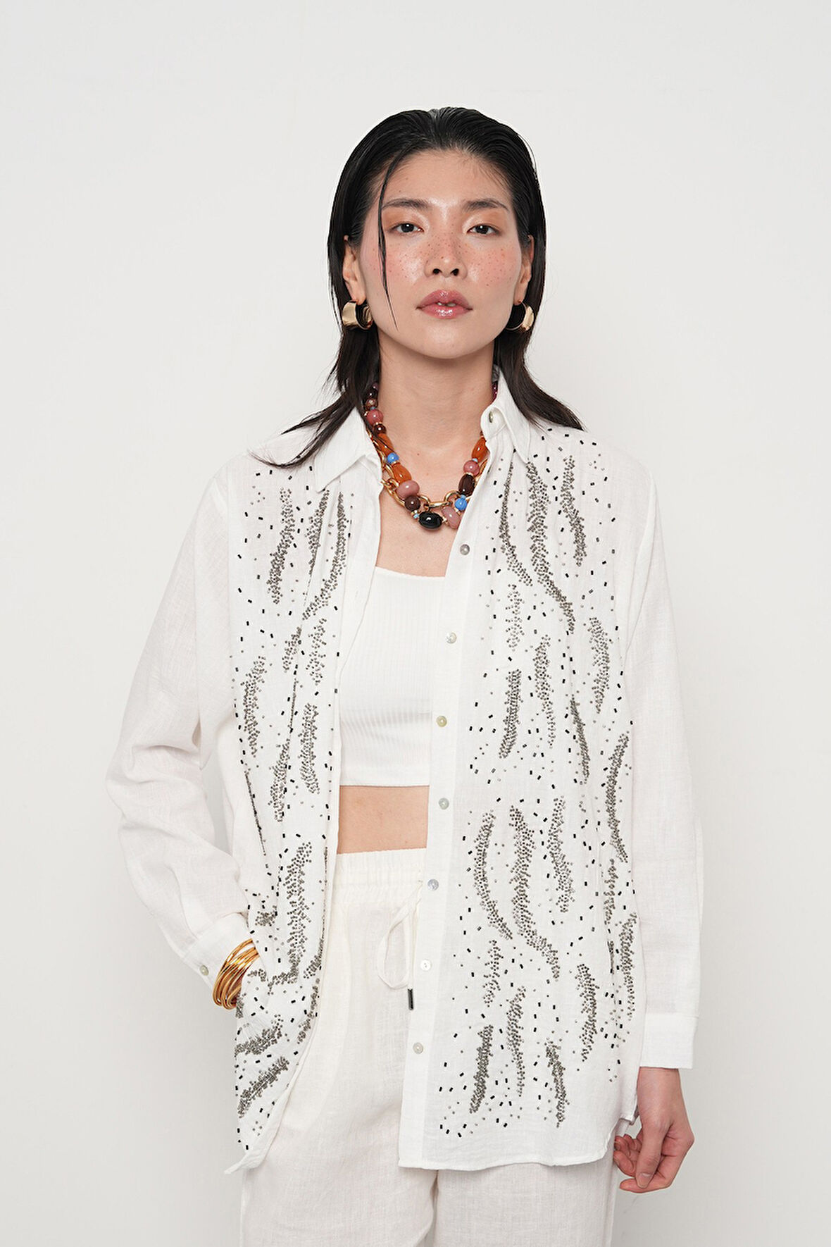 KADIN ÖNÜ BONCUKLU OVERSİZE KESİM DÜZ RENK GÖMLEK