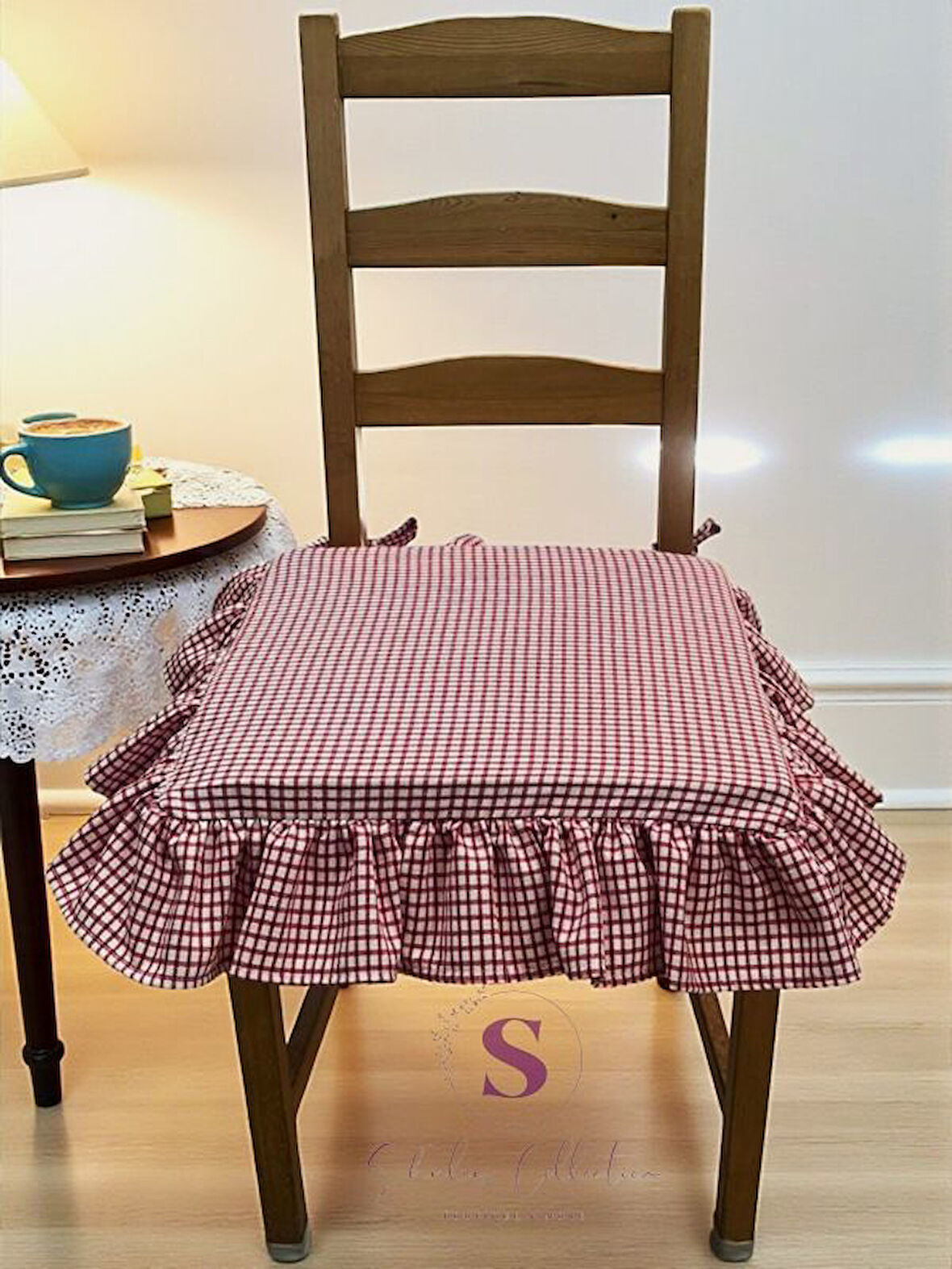 KIRMIZI PİTİKARELİ BULDAN YIKANMIS KETEN 4 TARAFI FIRFIRLI SANDALYE MİNDERİ