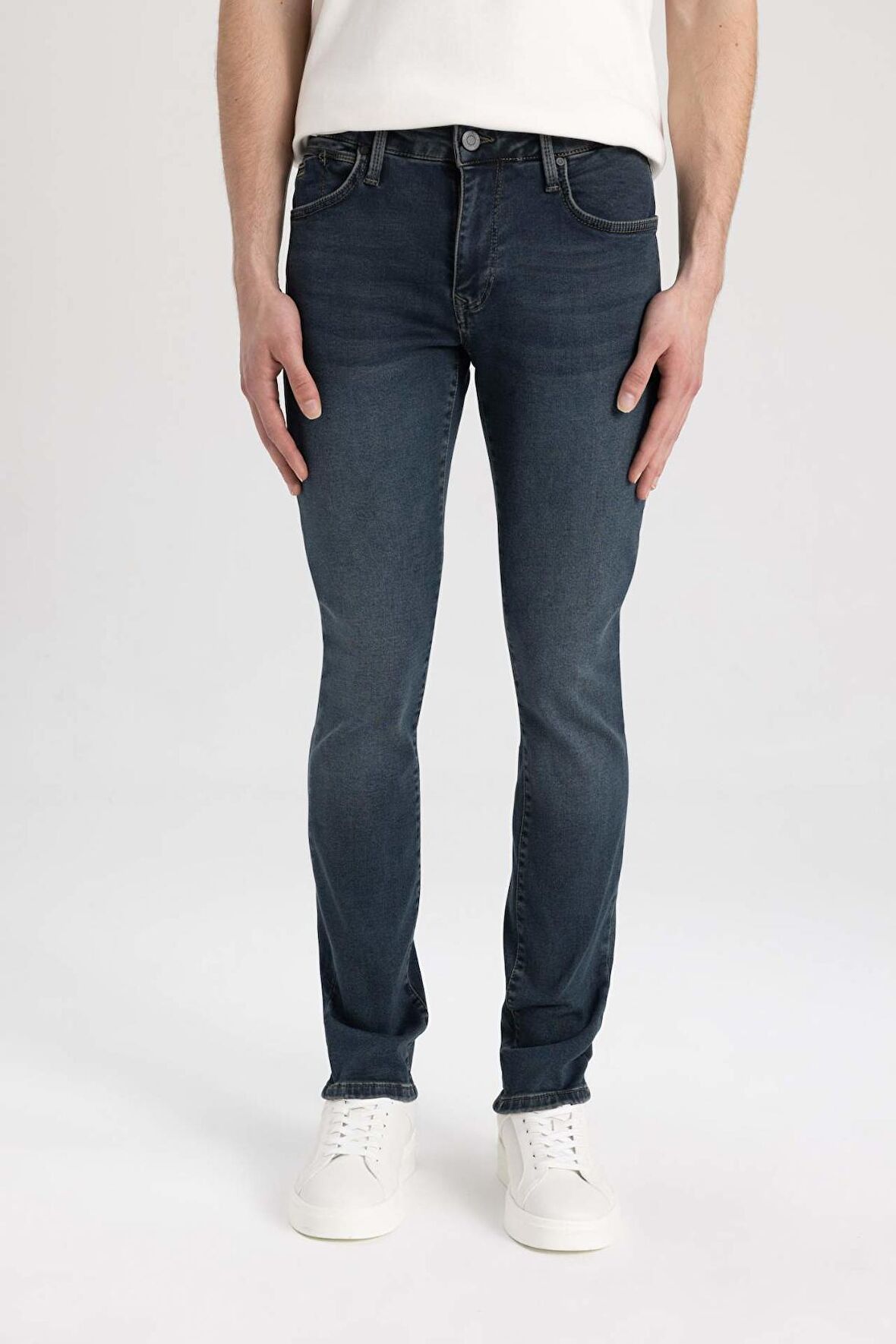 DeFacto Pedro Slim Fit Dar Kalıp Normal Bel Dar Paça Jean Pantolon C5682AX24SMNM41