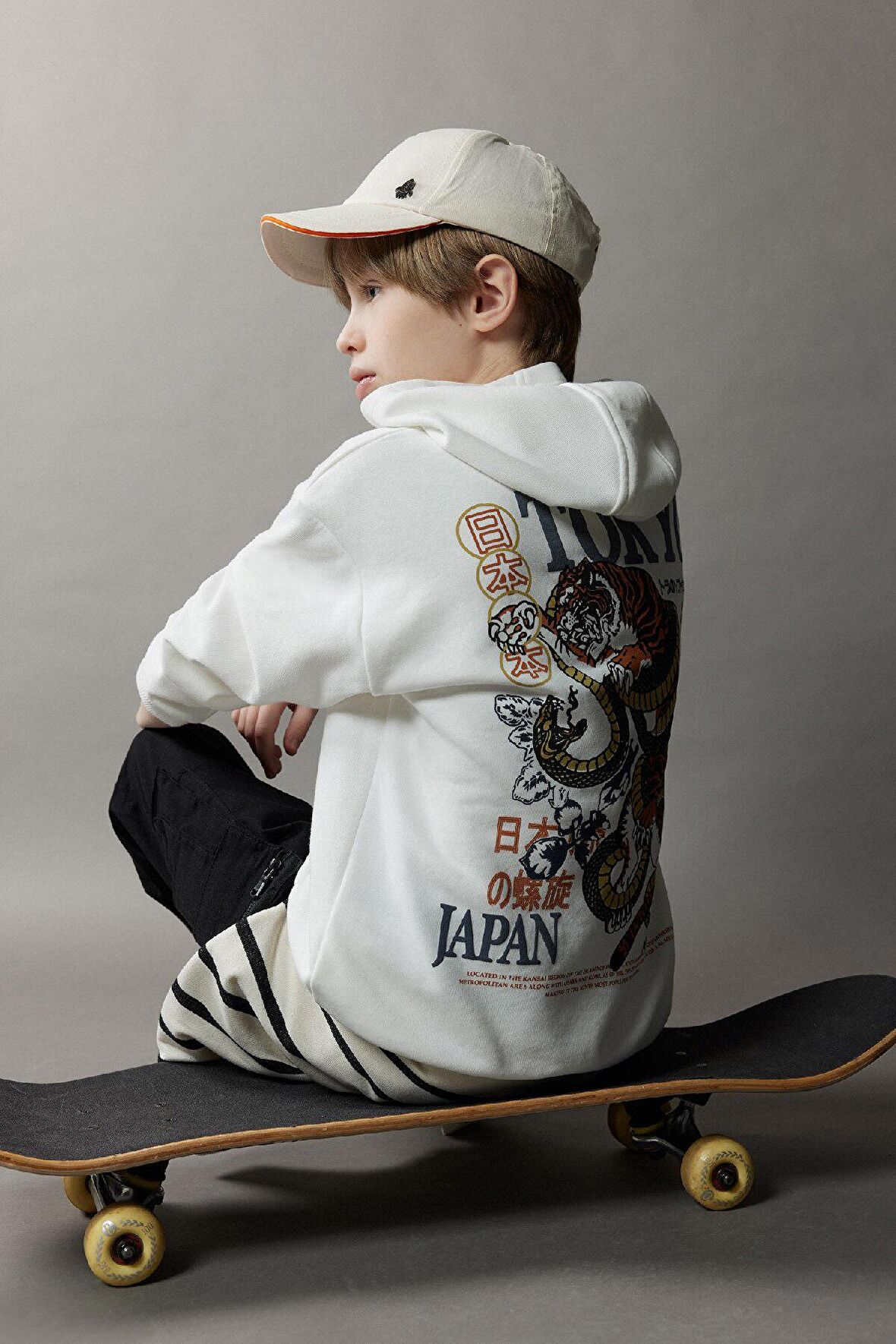 DeFacto Erkek Çocuk Oversize Geniş Kalıp Kapüşonlu Sırt Baskılı Sweatshirt D8495A825SPWT32