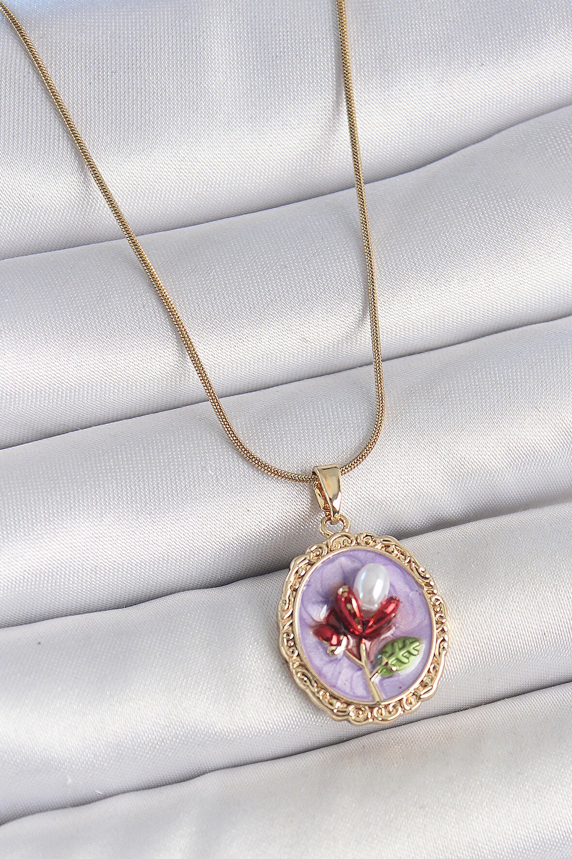 316L Çelik Gold Renk Zincir Mor Mineli İncili Çiçek İşlemeli Portre Model Kadın Kolye