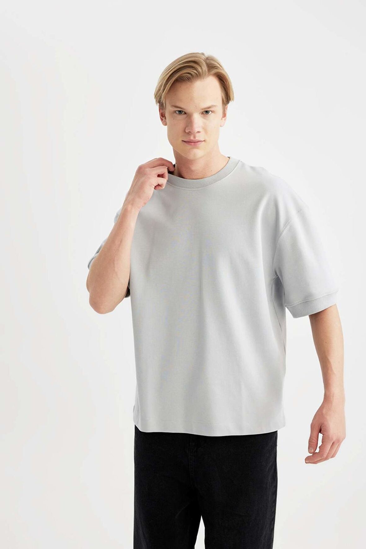 DeFacto Loose Fit Bisiklet Yaka Kısa Kollu Ağır Kumaş Basic Düz Tişört B4844AX24SPGR253