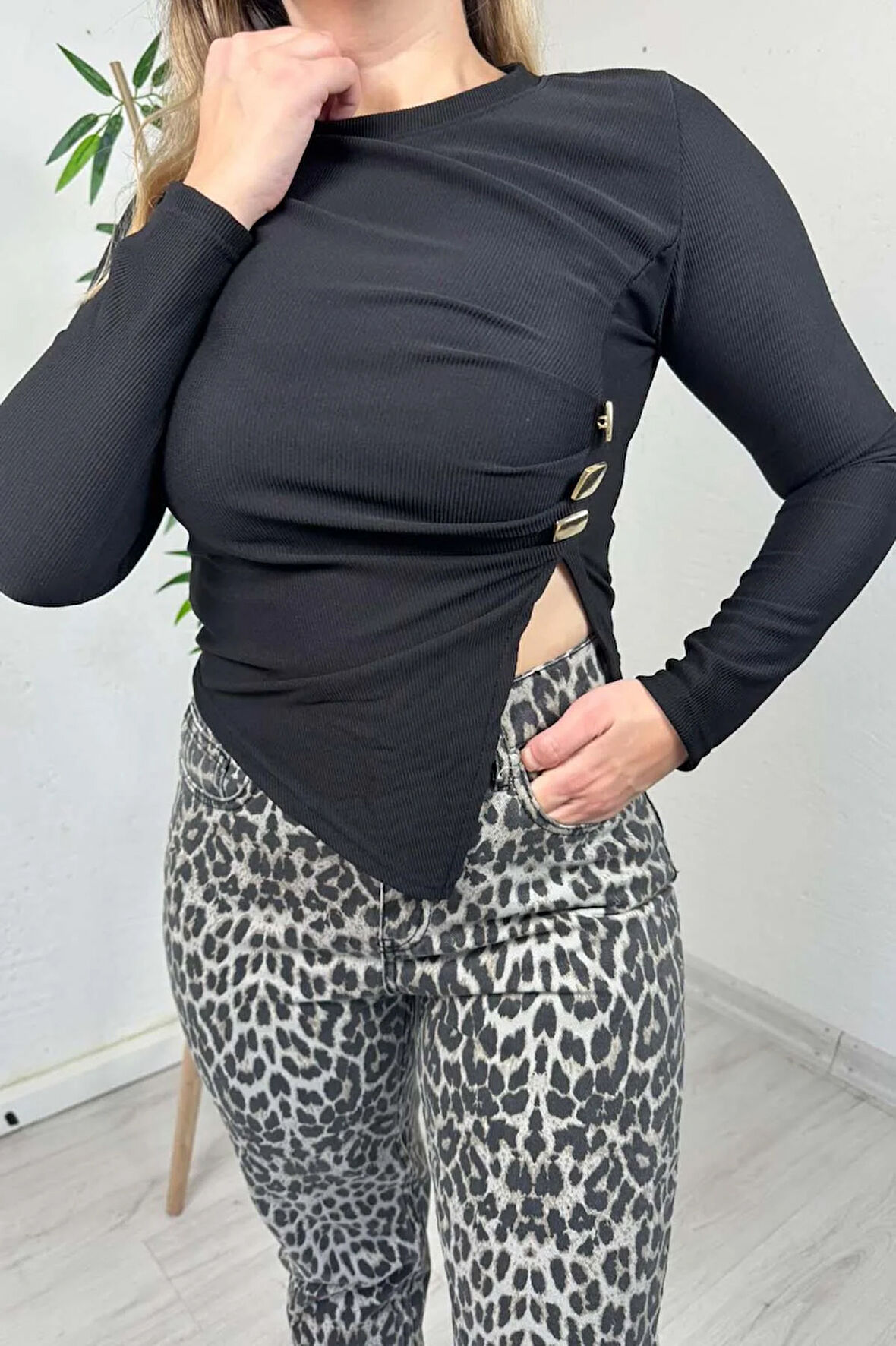 Explode - Kadın Siyah Bisiklet Yaka Asimetrik Etek Düğmeli Bluz