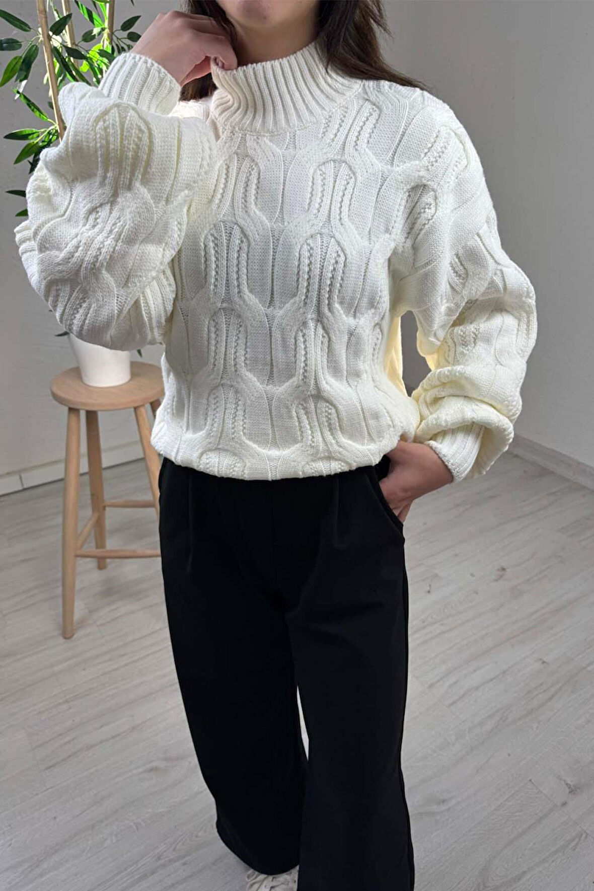 Explode - Kadın Beyaz Yarım Boğazlı Örgülü Oversize Triko Kazak