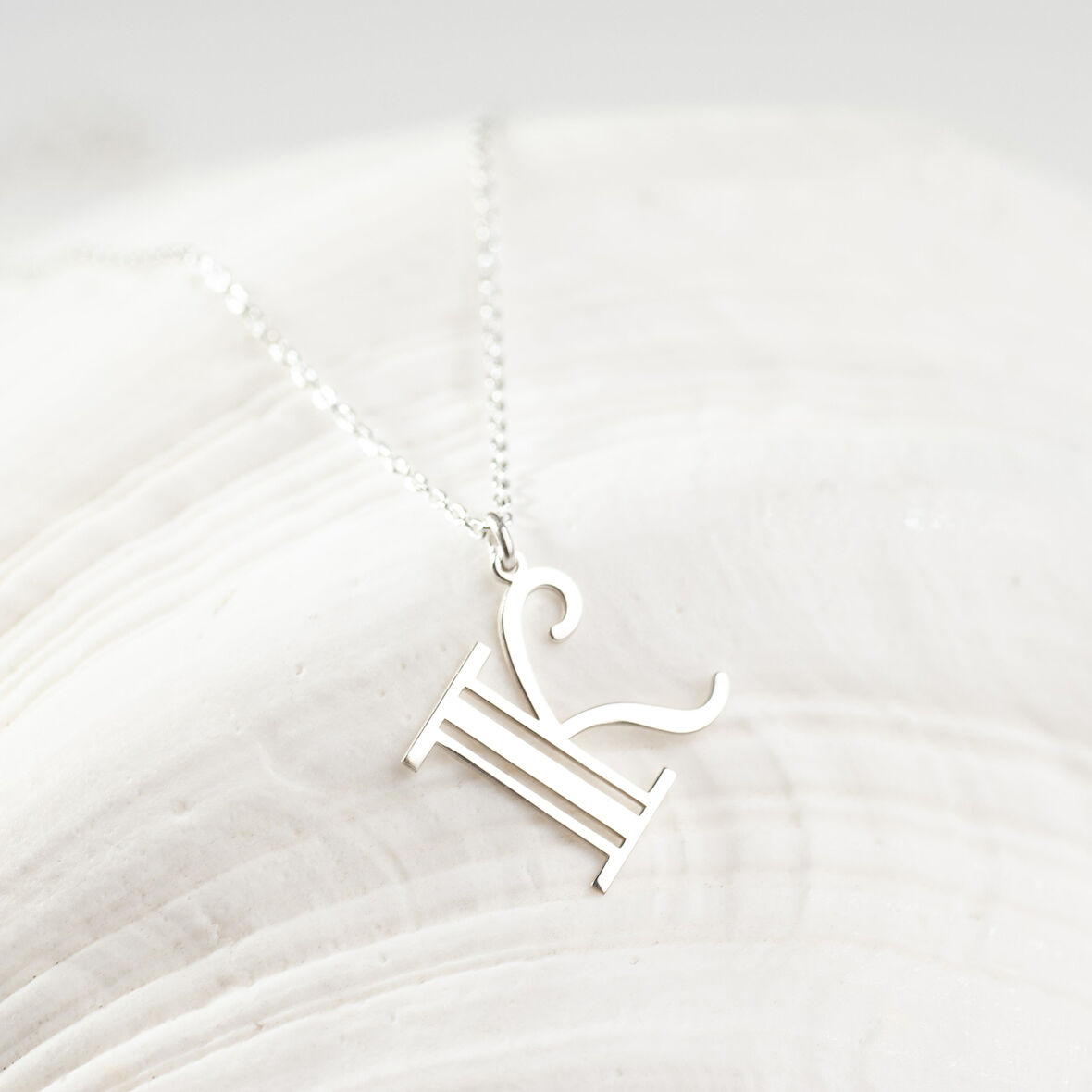 925 Ayar Gümüş  Sütun Detaylı Harf Kolye Özel Tasarım