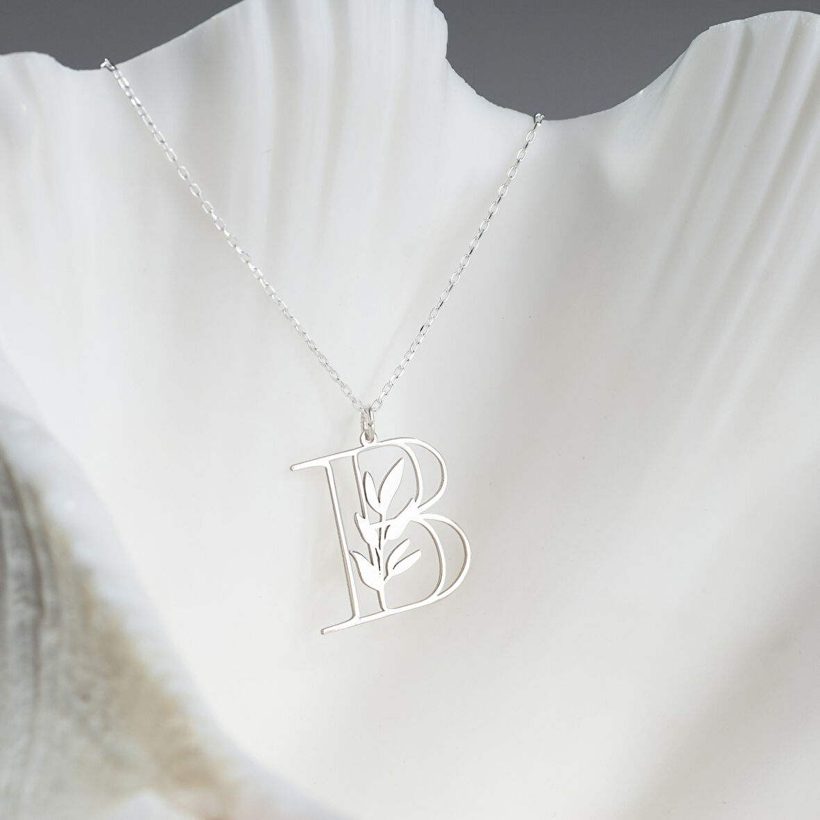 925 Ayar Gümüş Çiçek ve İsim Detaylı Kolye Özel Tasarım