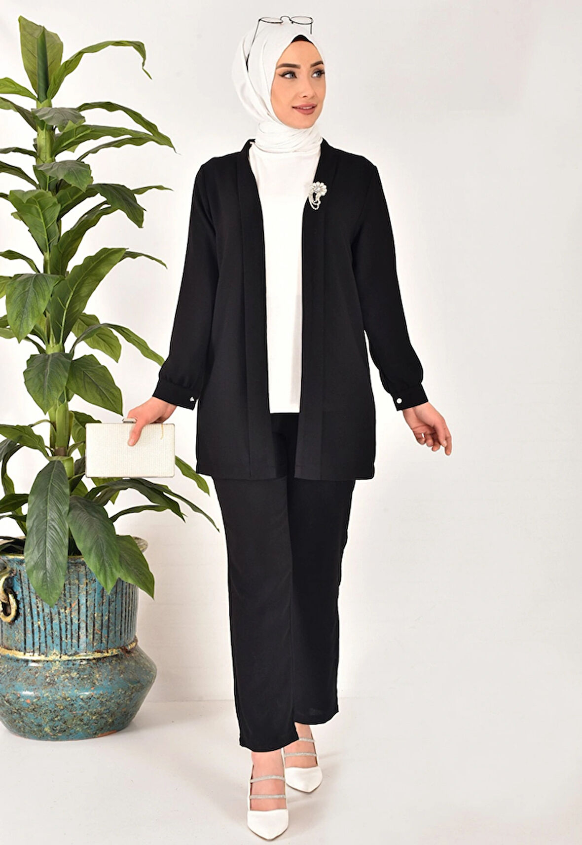 Krep Kumaş Taş Aksesuar Detaylı Tesettür Üçlü Takım