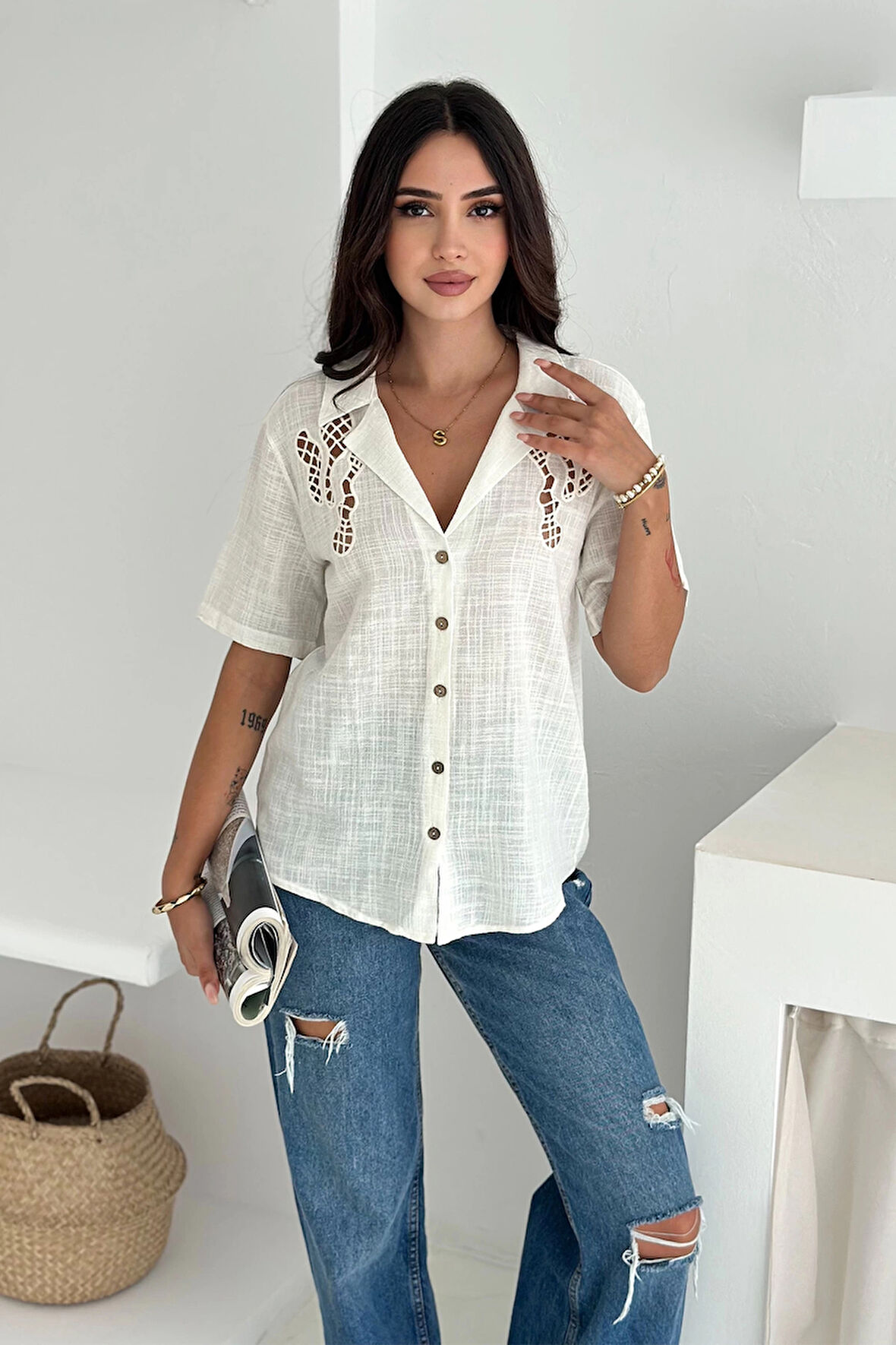 Omzu Dantel Detaylı Gömlek