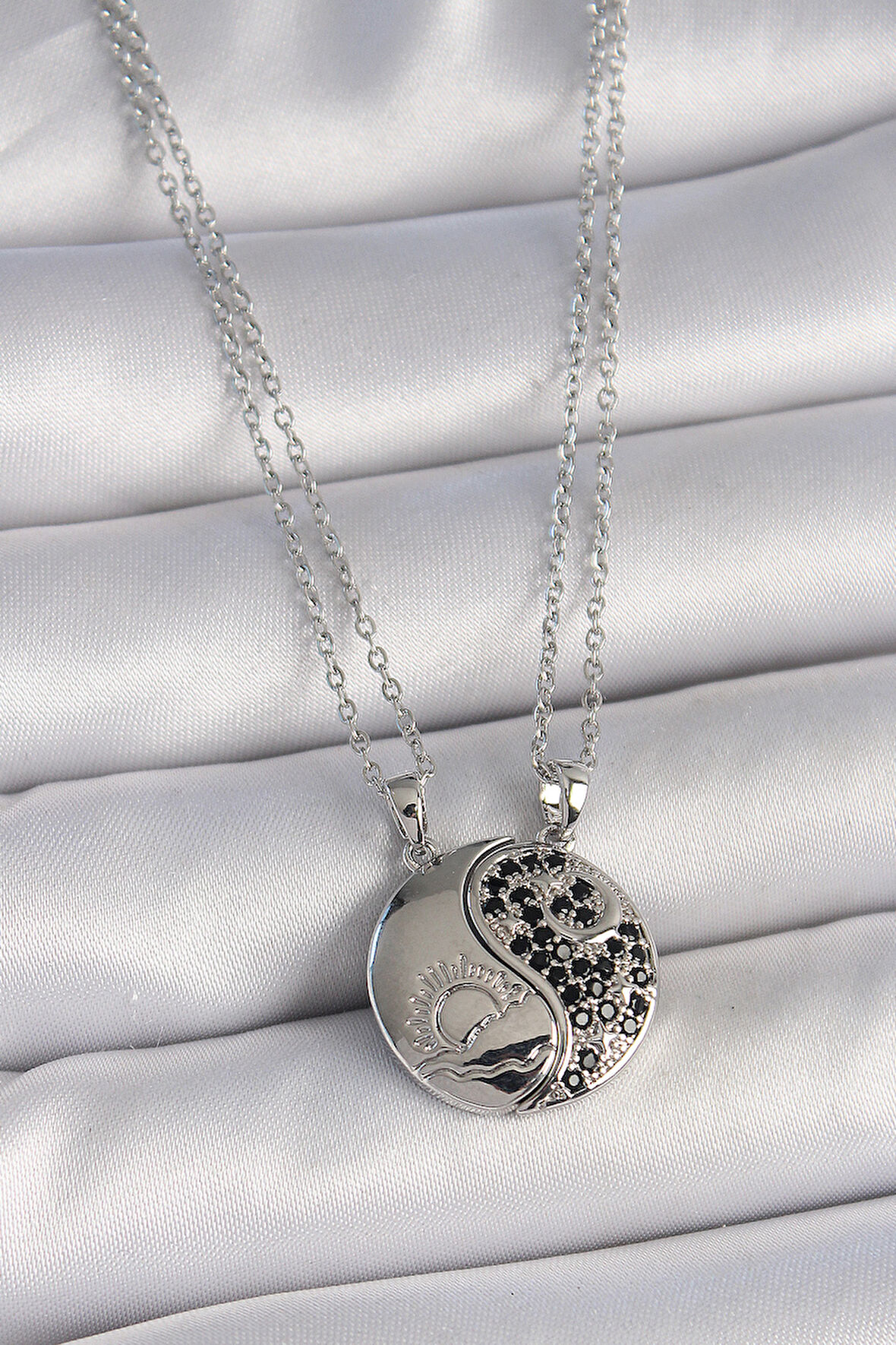 316L Çelik Gümüş Renk Zincir Zirkon Taşlı Ying Yang Model Gün Batımı İşlemeli Arakdaşlık Kadın Kolye