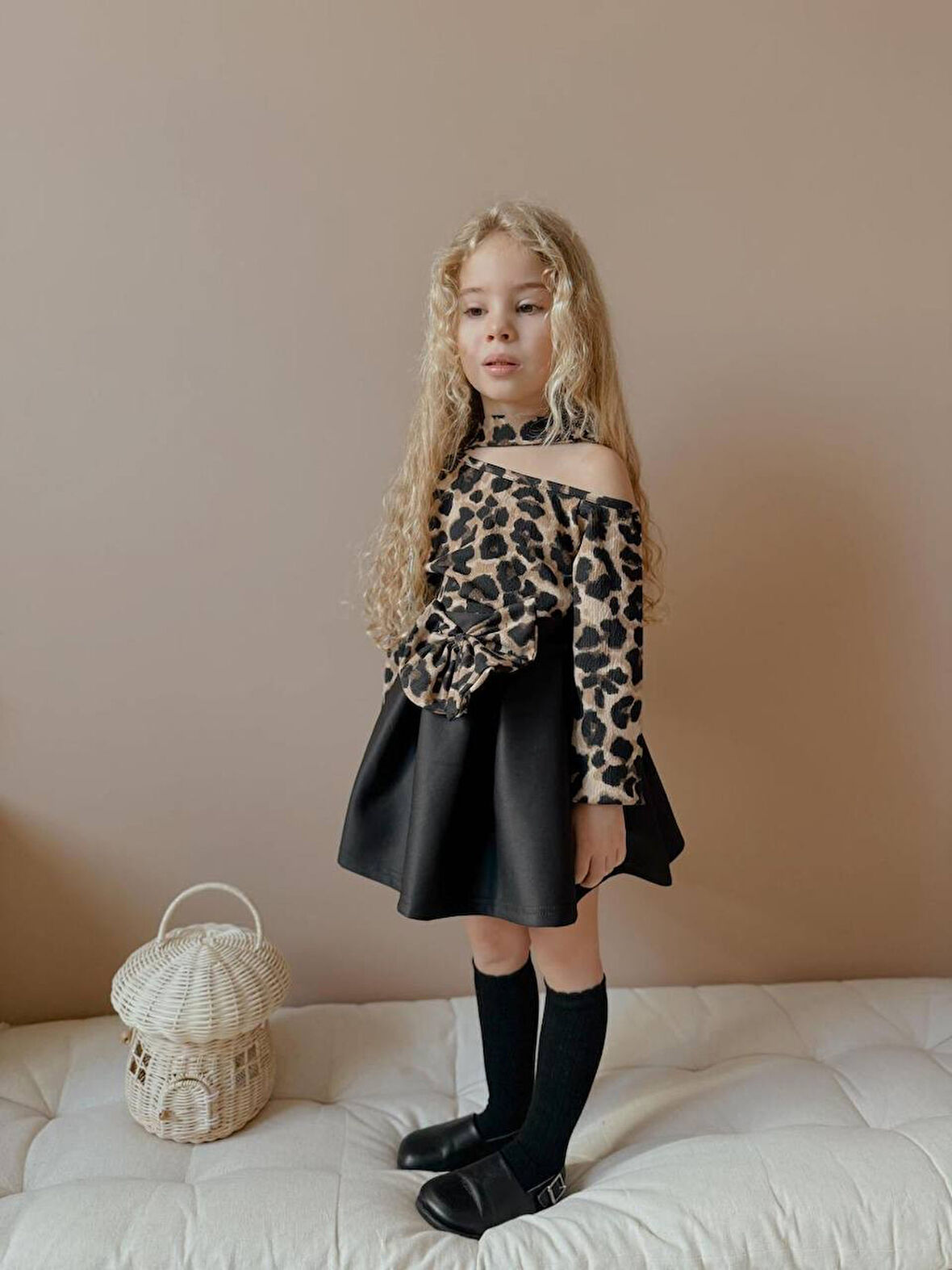 KIZ ÇOCUK FİYONK MODELLİ DÜŞÜK OMUZ LEOPAR BADİLİ ETEKLİ TAKIM
