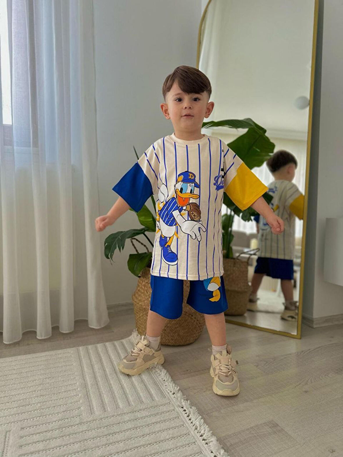 ERKEK ÇOCUK DONALD DUCK BASKILI ÇİZGİLİ ŞORTLU TAKIM