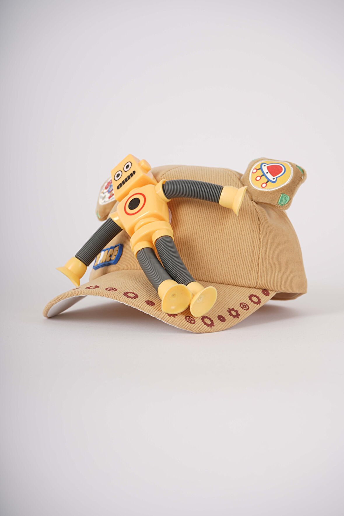 KİTTİ ERKEK ÇOCUK ÇIKABİLEN UZAYAN OYUNCAKLI IŞIKLI ŞAPKA