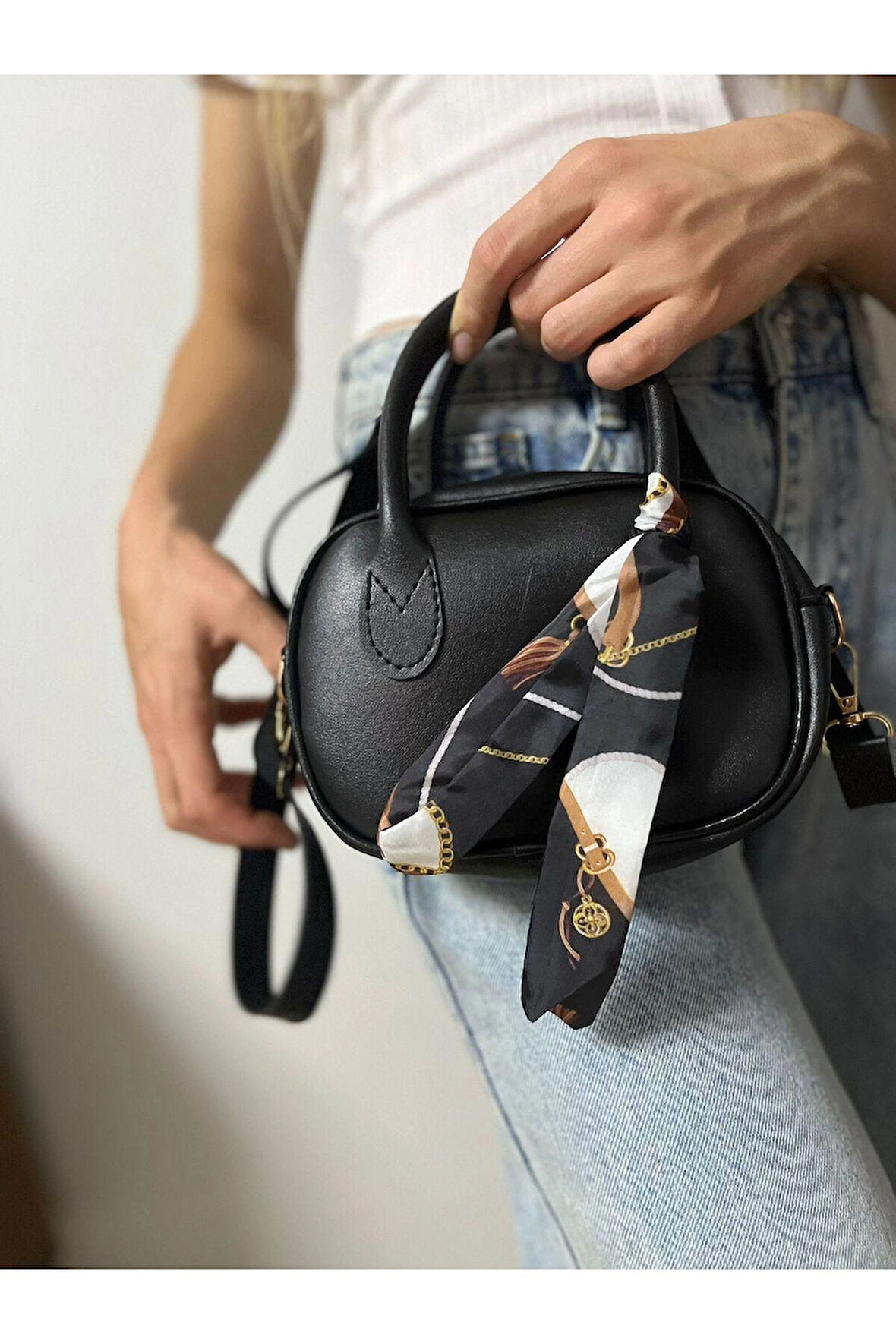 Fular Detaylı Oval Çapraz Çanta