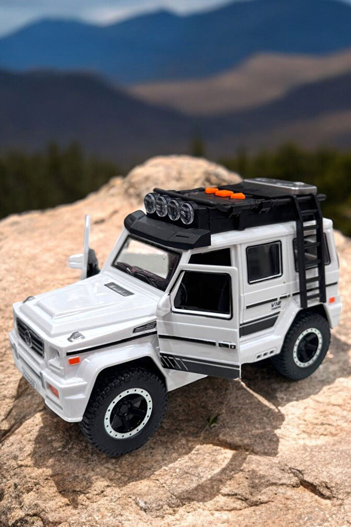 Sesli Işıklı Müzikli Lüks Jeep Sürtmeli Açılabilir Kapı 18 cm Jeep Araba