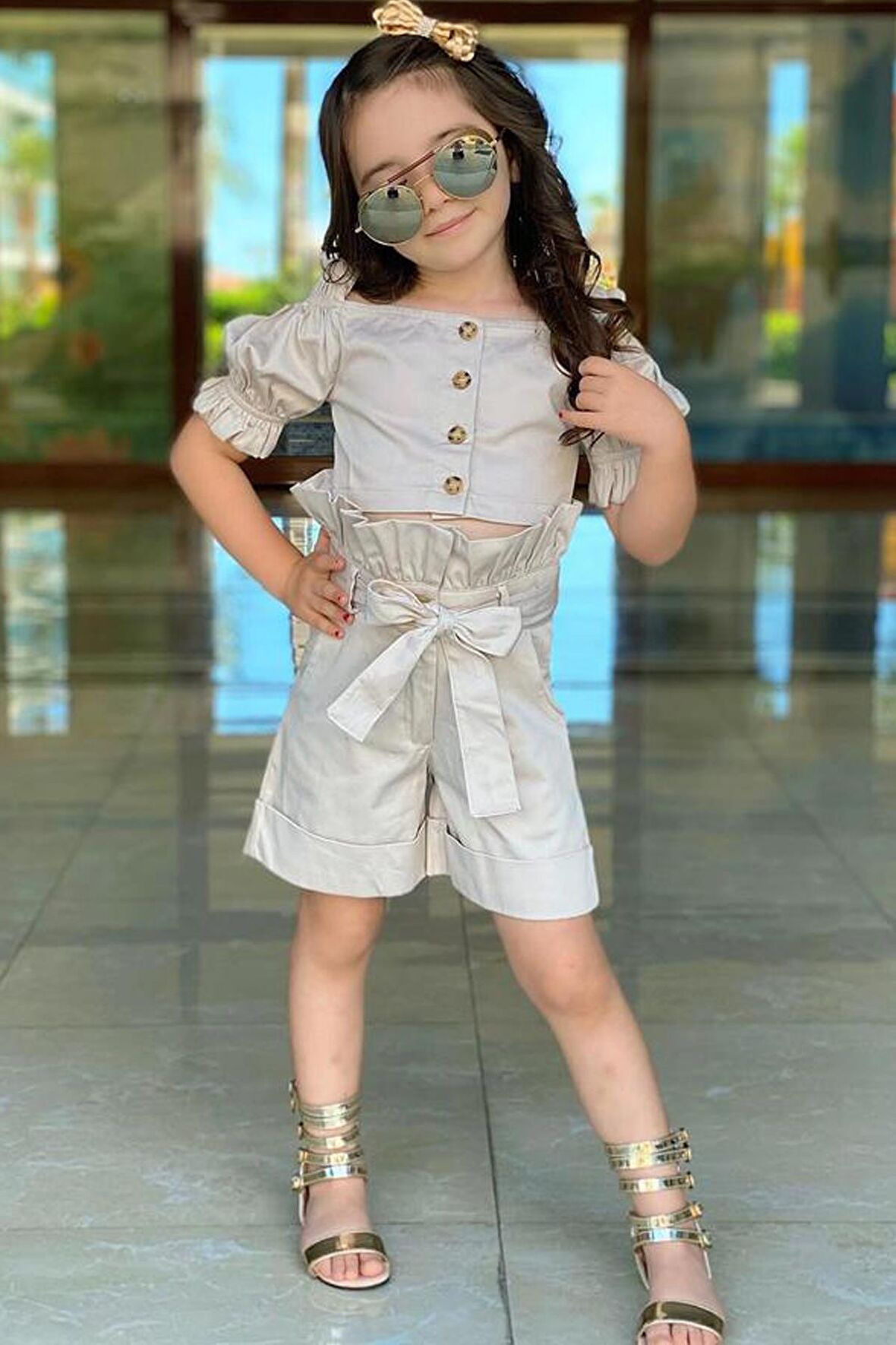Kız Çocuk Düğme Detaylı Beli Fırfırlı Kare Yakalı Bej Şortlu Takım