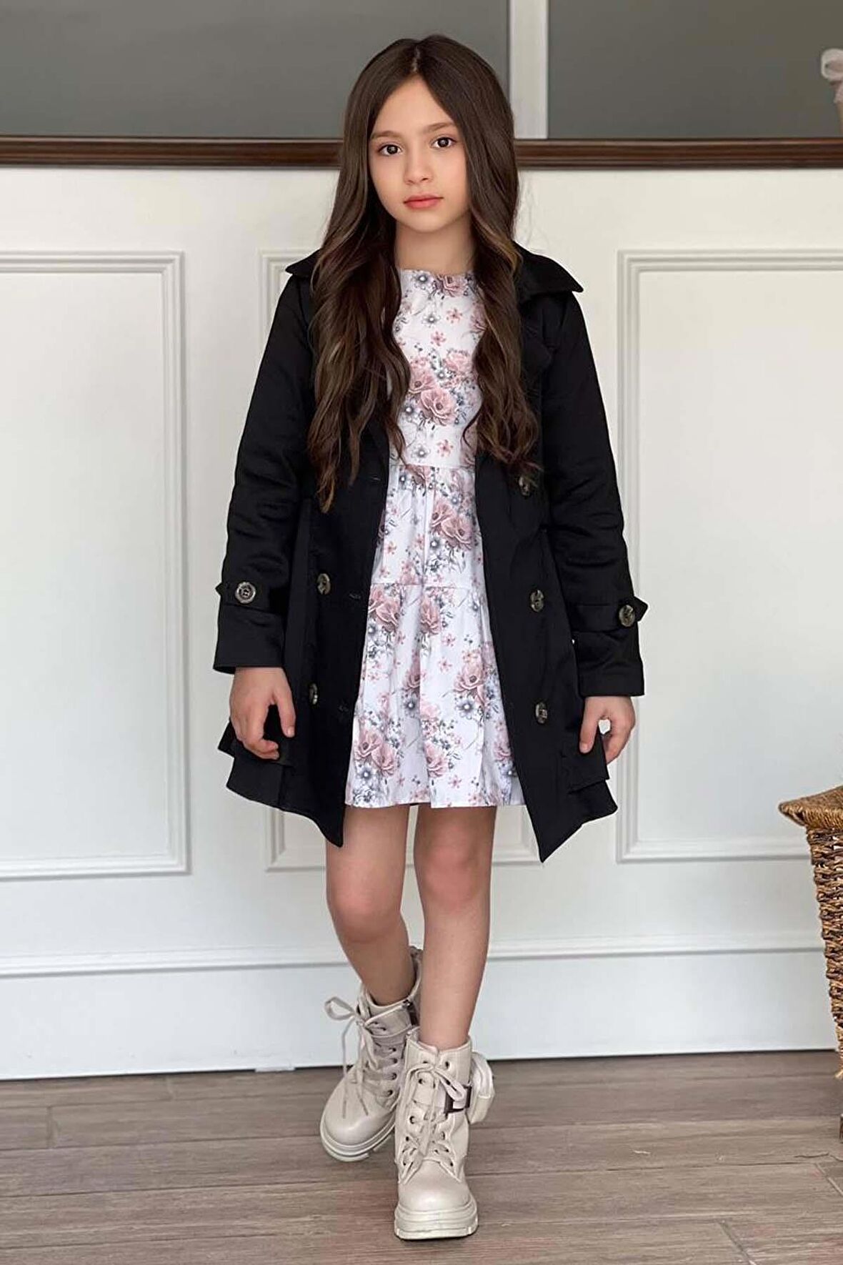 Kız Çocuk Çiçek Desenli Piliseli Siyah Trençkotlu Elbise