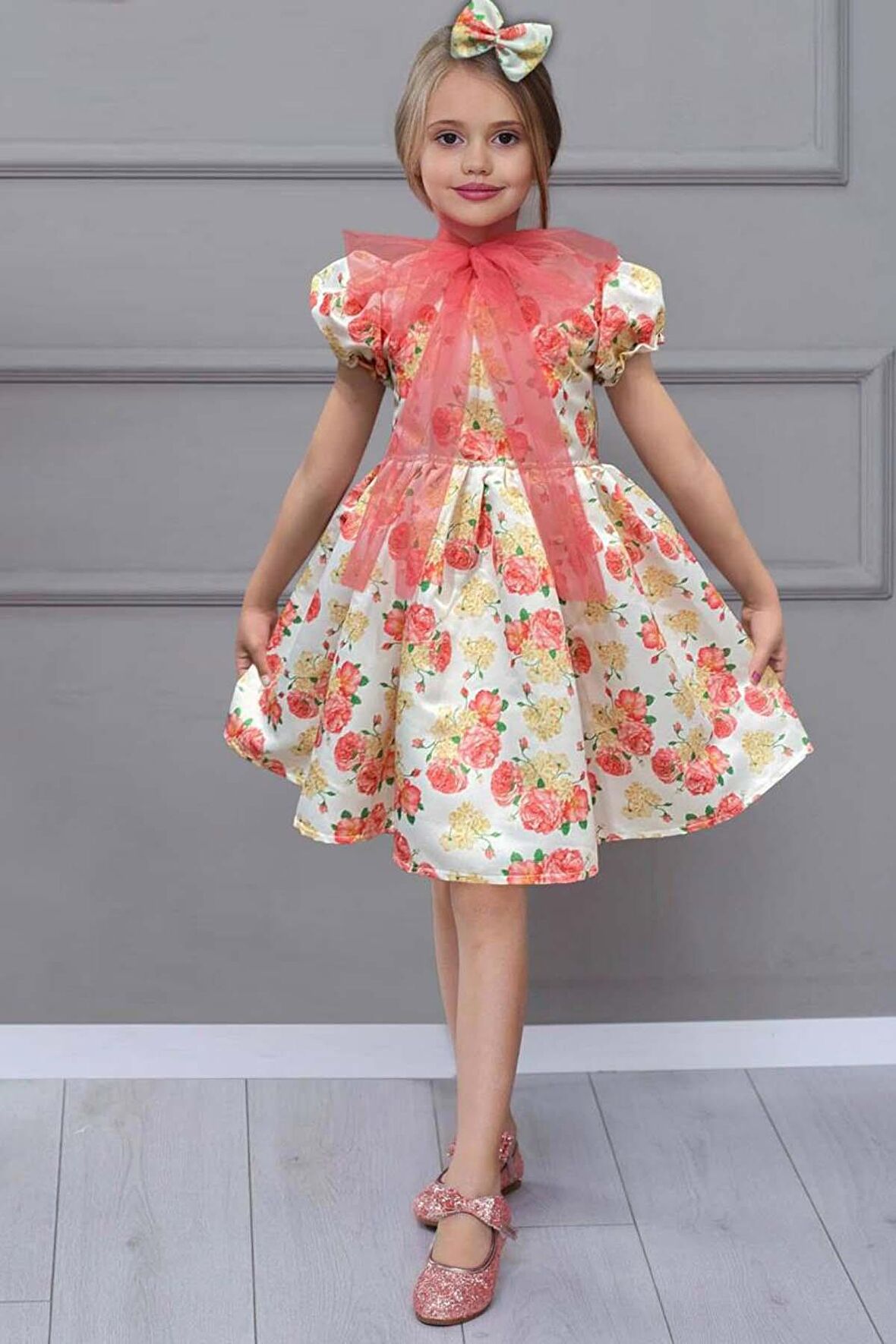 Kız Çocuk Çiçek Baskılı Yakası Transparan Fiyonk Detaylı Beyaz Elbise