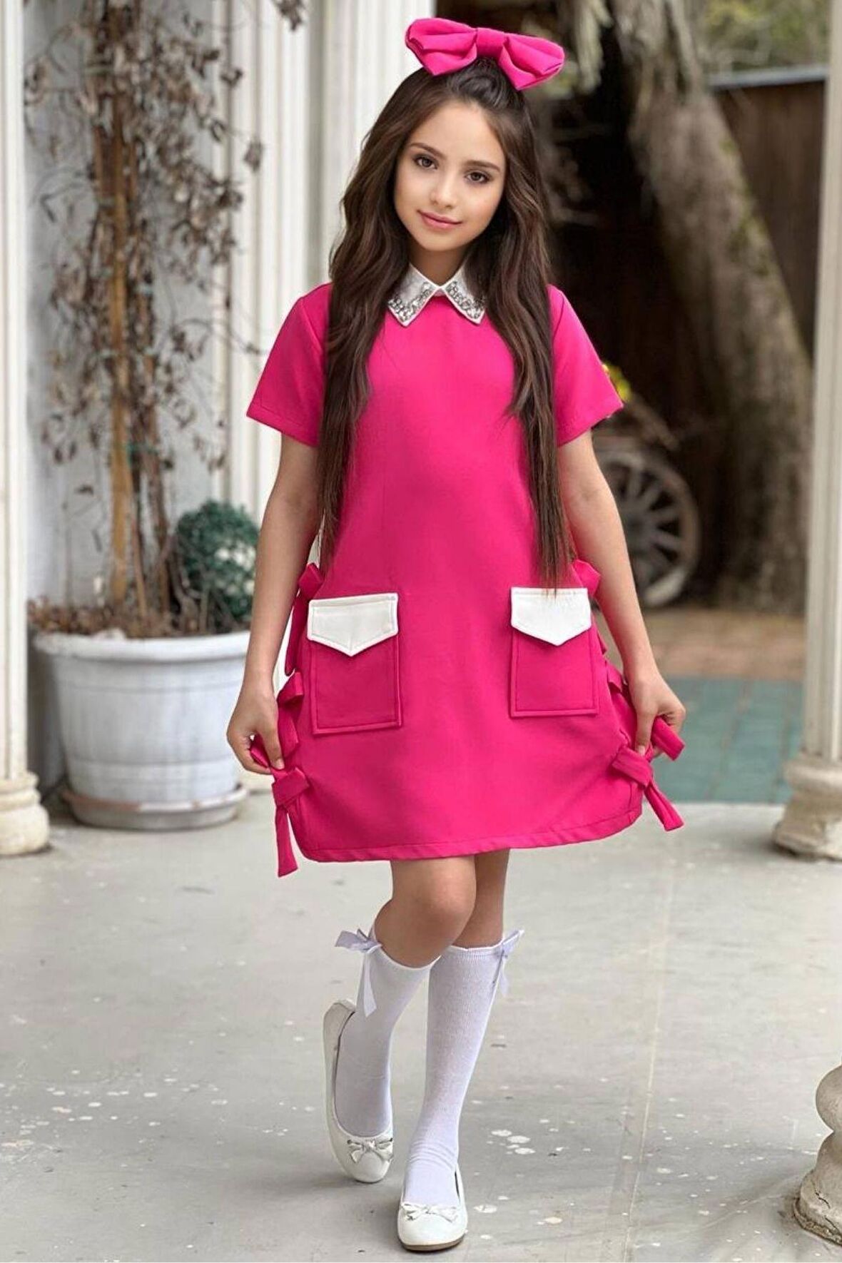 Kız Çocuk Yakası Taş İşlemeli Kısa Kollu Yanları Fiyonk Detaylı Önü Cepli Fuşya Elbise