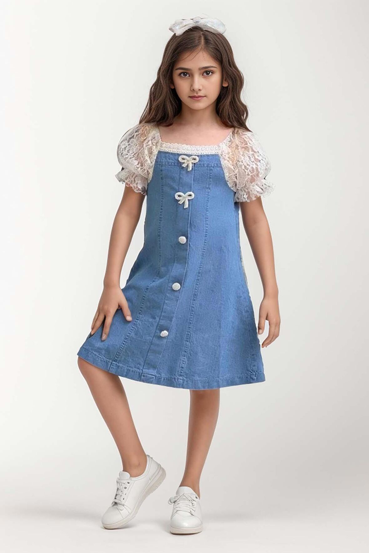 Kız Çocuk Yakası ve Kolları Dantel İşlemeli Balon Kollu Mavi Kot Elbise
