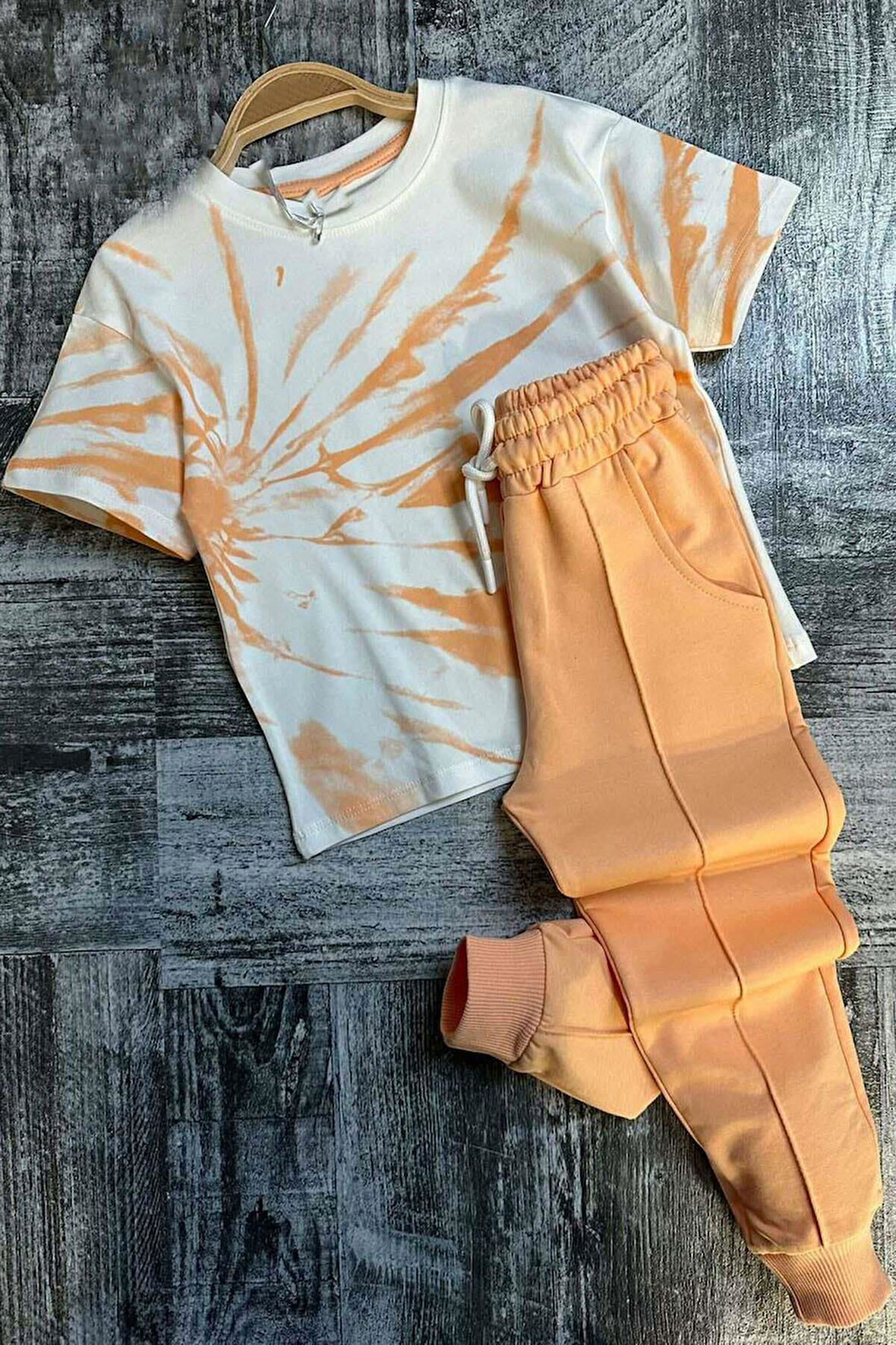 Kız Çocuk Bisiklet Yaka Boya Desenli T-Shirt Cımalı Somon Eşofman Takım