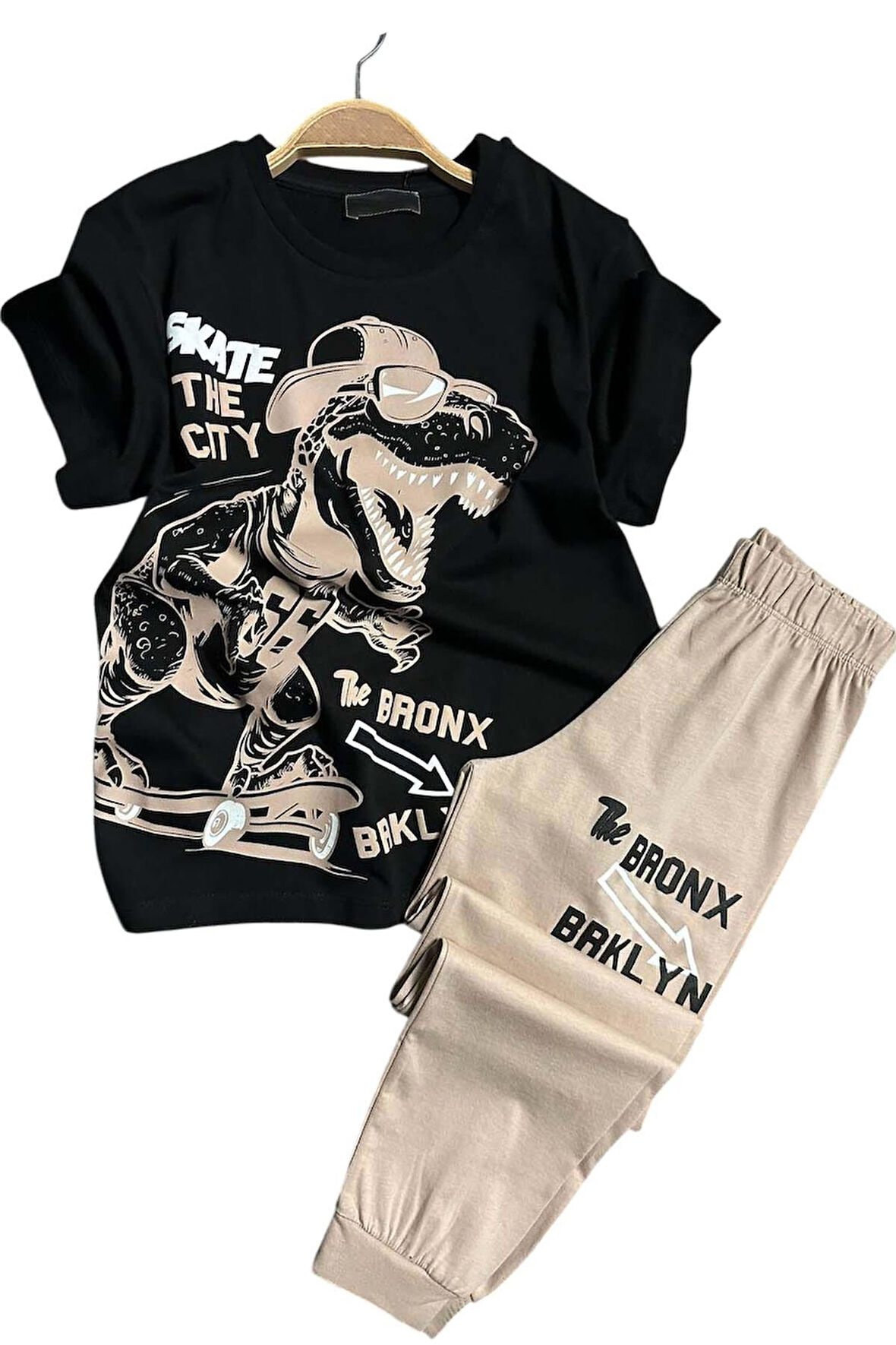 Erkek Çocuk Dinazor ve Kaykay Baskılı Yazı Detaylı Bej Pijama Takımı