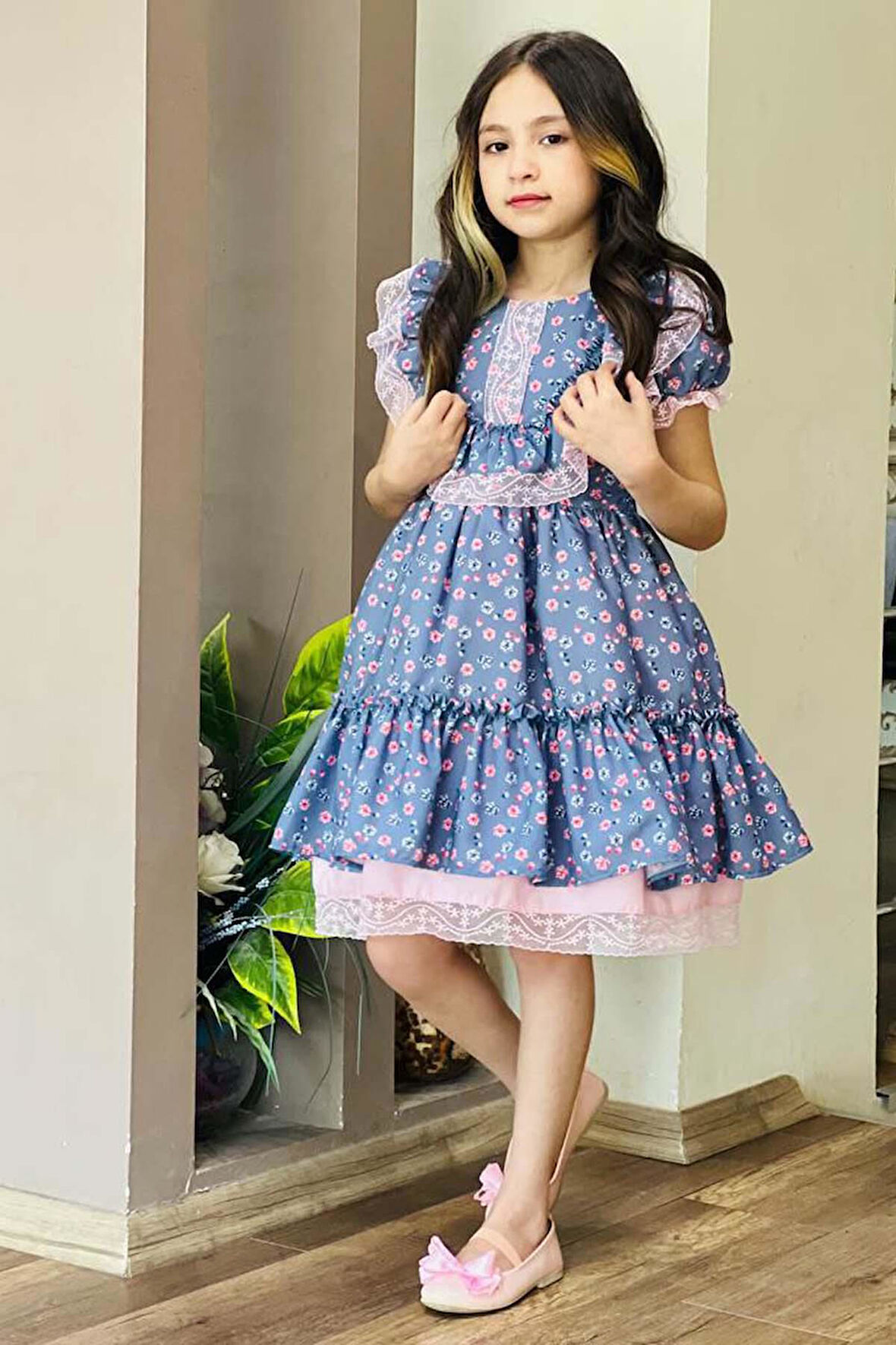 Kız Çocuk Göğsü ve Omuzları Fırfır Dantel İşlemeli Üzeri Çiçek Detaylı Elbise