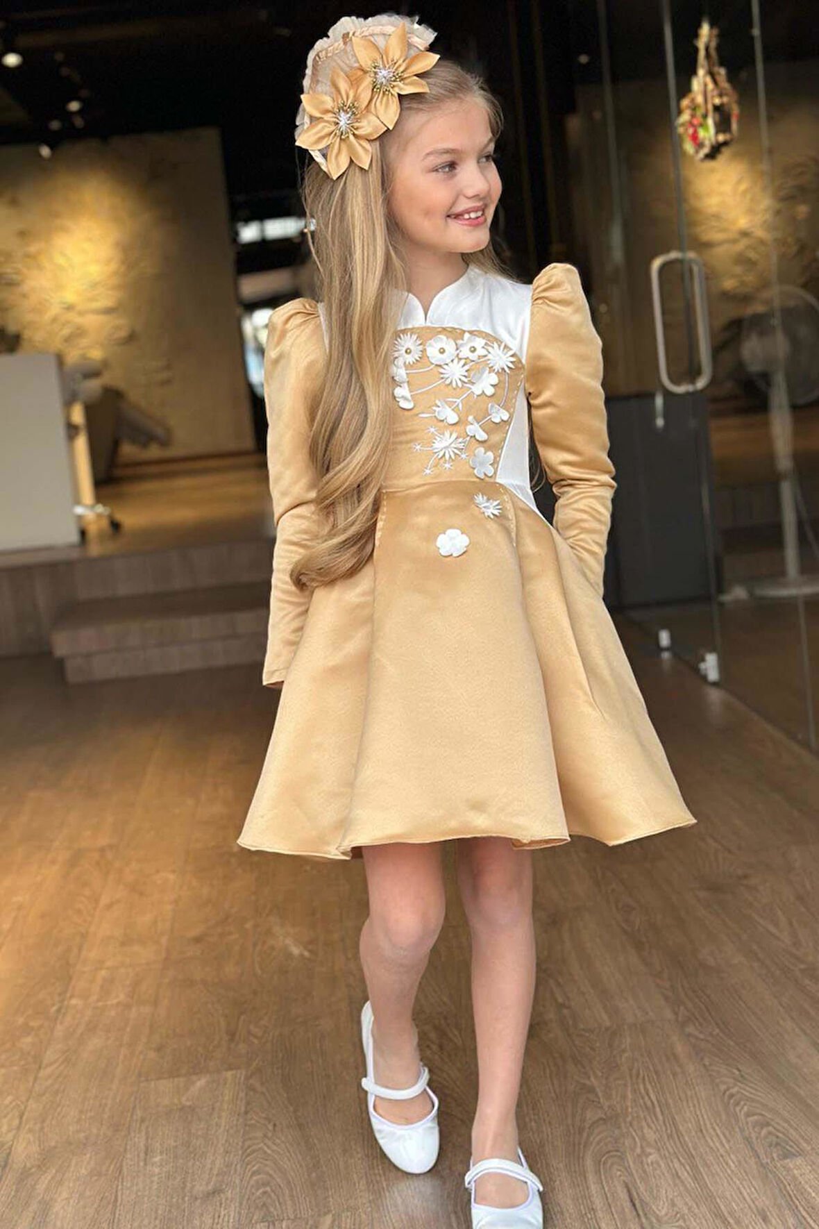 Kız Çocuk Sırtı Fermuar Detaylı Beyaz Renk Göğsü Papatya Detaylı Karpuz Kol Cepli Kahverengi Elbise