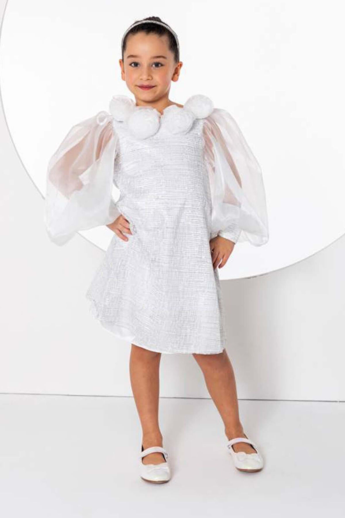 Kız Çocuk Yakası Boydan Gül Broş Detaylı Bilekleri ve Üzeri Pullu Karpuz Kollu Beyaz Elbise
