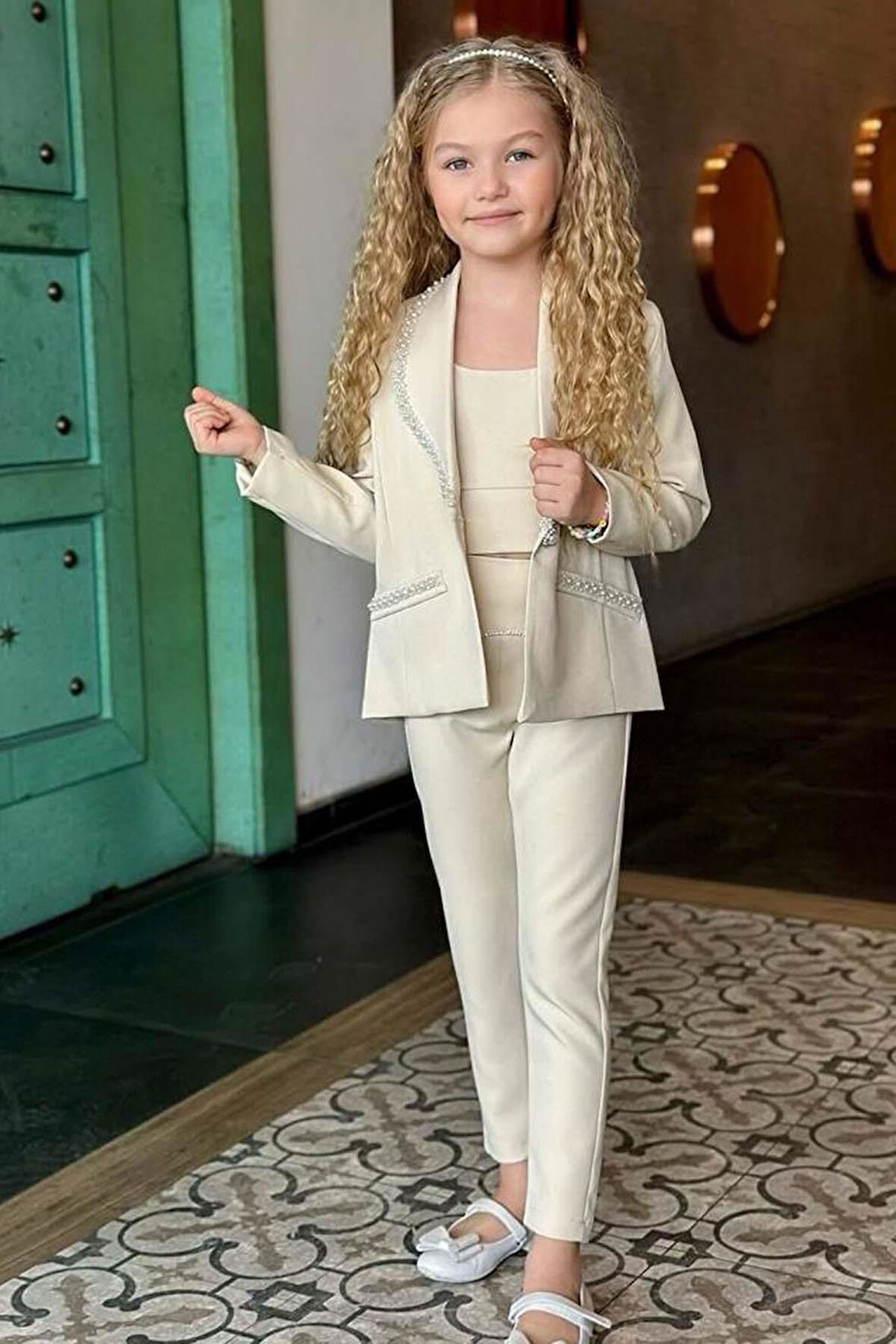 Kız Çocuk Yaka Kenarları İnci Taş İşlemeli Blazer Ceket Kolsuz Penye Crop Krem Alt Üst Takım