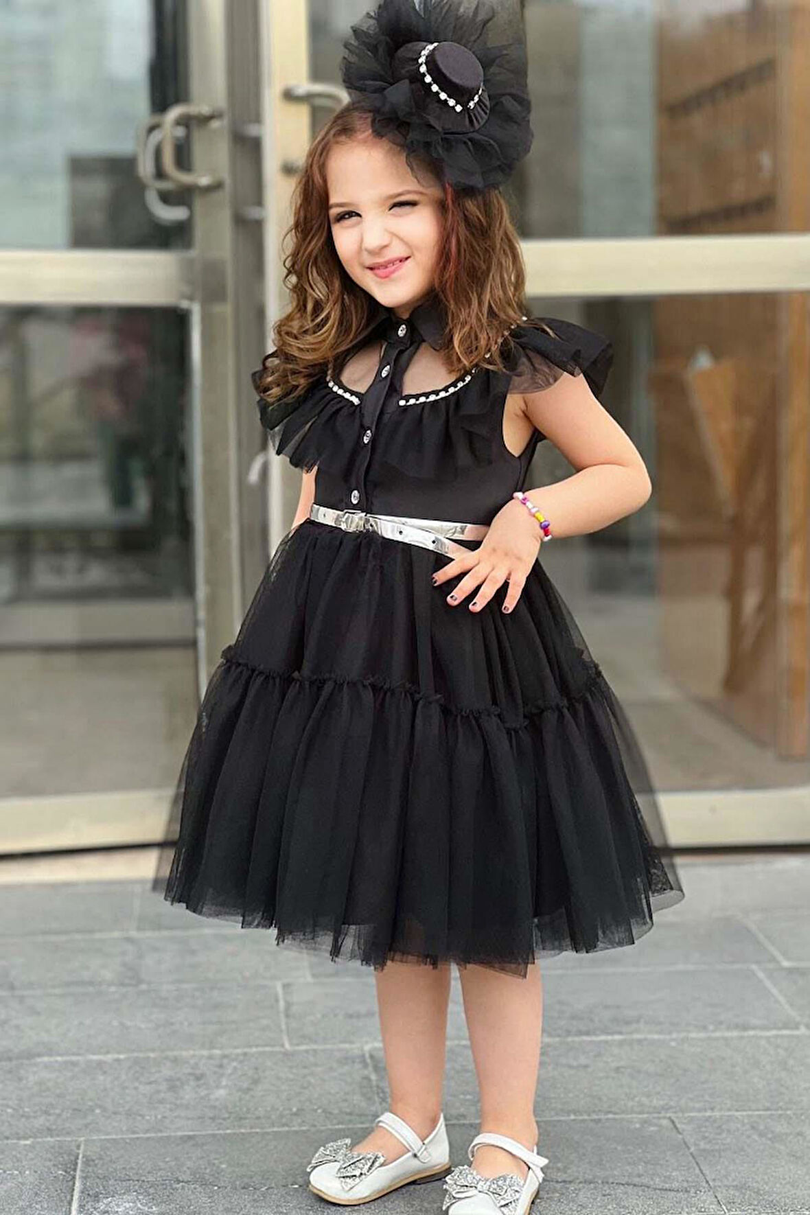 Kız Çocuk Gömlek Yaka Taş İşlemeli Göğsü Fırfırlı Sıfır Kol Kemerli Eteği Tüllü Siyah Elbise