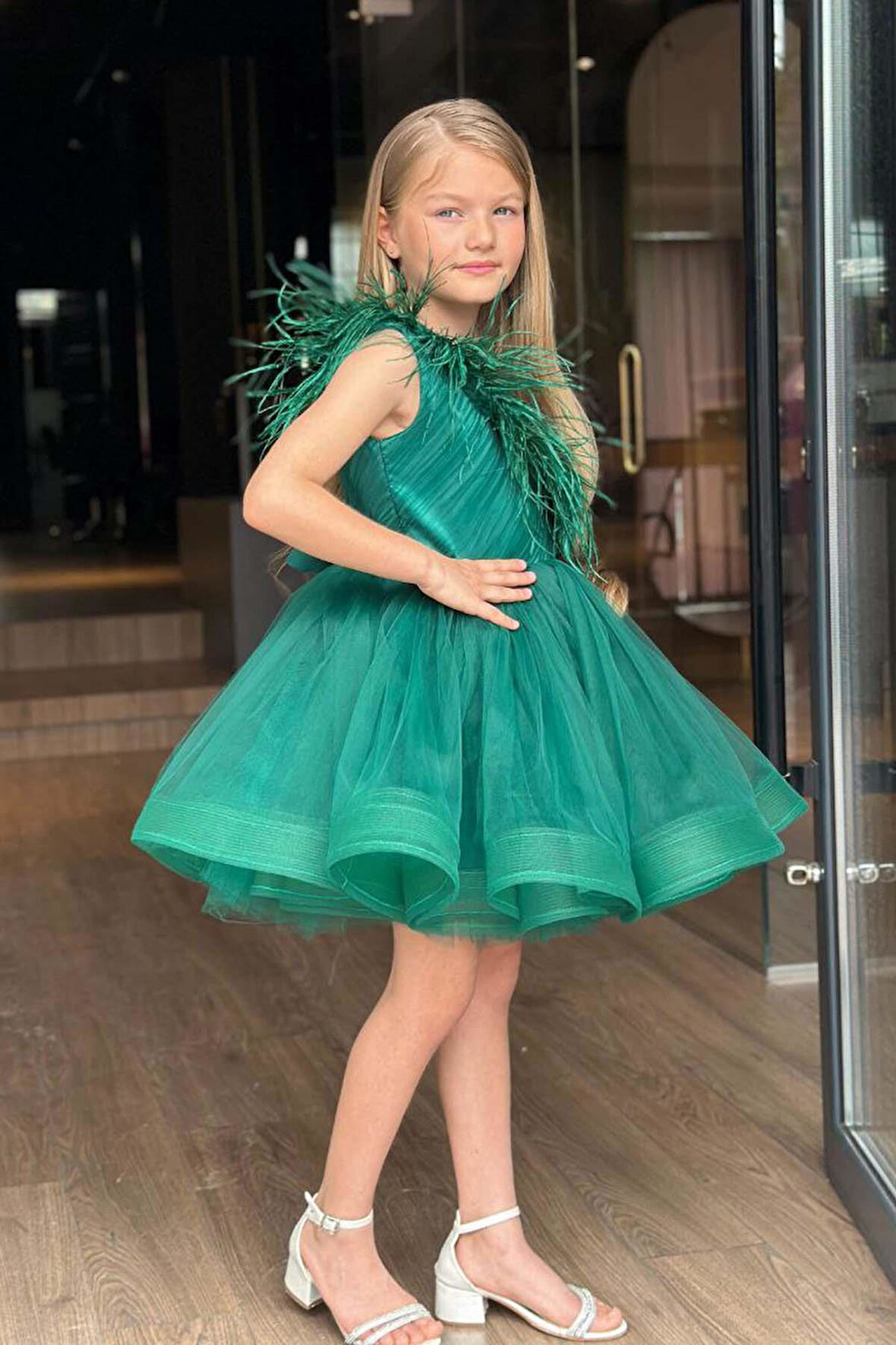 Kız Çocuk Omuzdan Göğse Tüylü Tek Omuz Eteği Kabarık Tüllü Yeşil Abiye