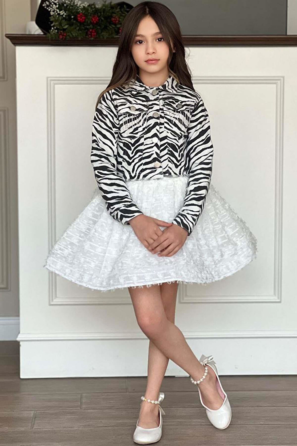 Kız Çocuk Bisiklet Yaka Penye T-shirt Zebra Desenli Jean Ceket Üzeri Kırçıllı Beyaz Etekli Takım