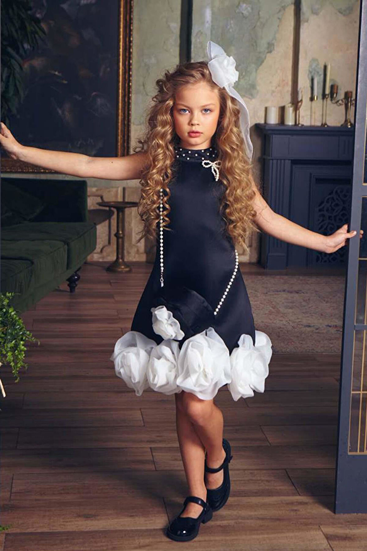 Kız Çocuk Dik Yaka İnci Detaylı Sıfır Kol Eteği 3D Gül İşlemeli Slim Kesim Siyah Elbise