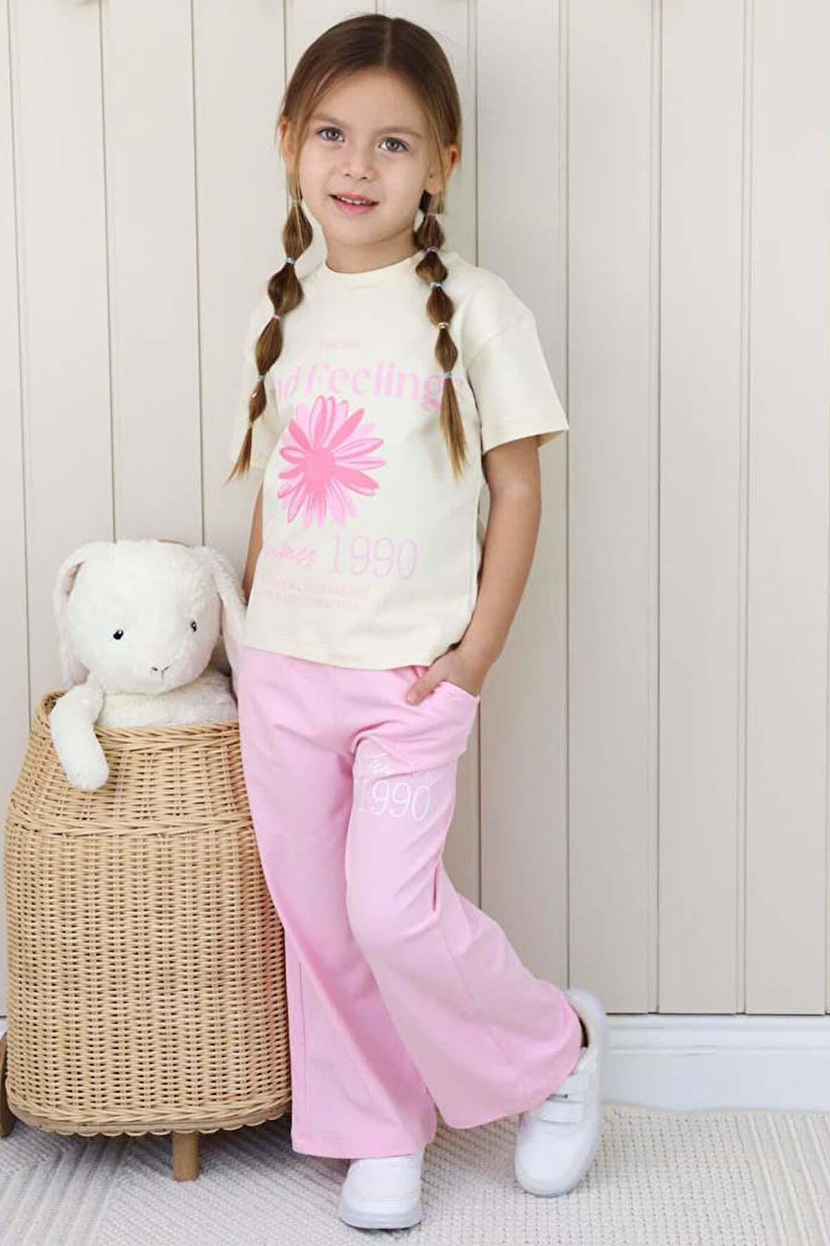 Kız Çocuk Üzeri Papatya Detaylı Ve Feeling Baskılı T-shirt Pembe Salaş Pantolon Alt Üst Takım