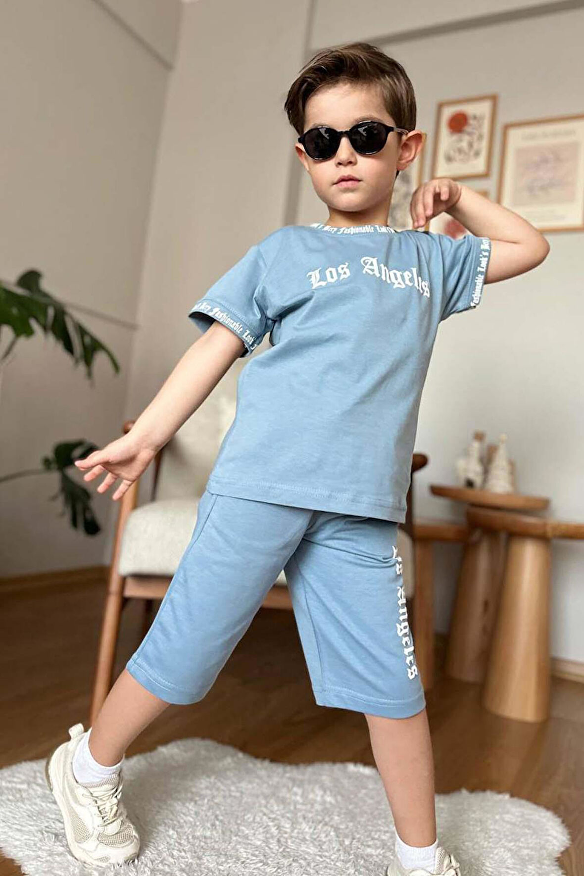 Erkek Çocuk Yakası ve Kol Uçlarında Yazı Detaylı LA Mavi Şortlu Takım