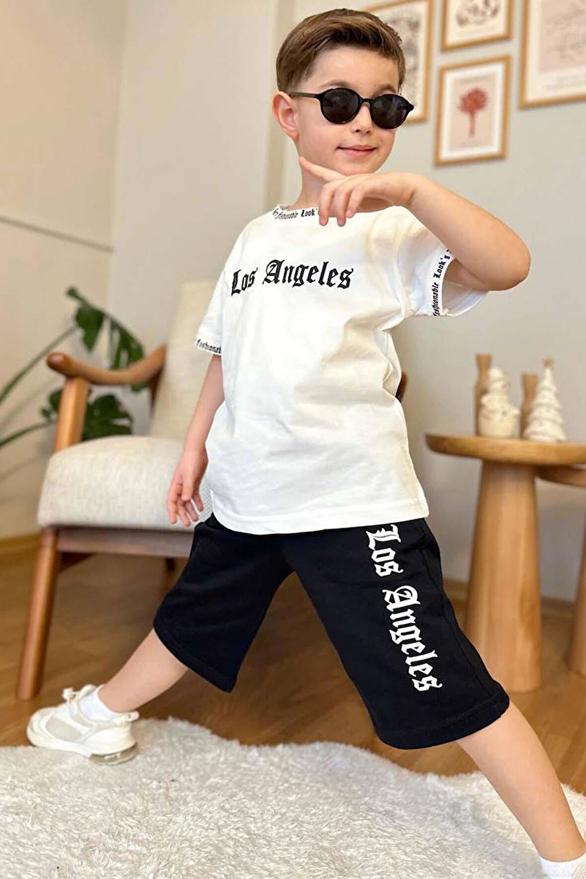 Erkek Çocuk Yakası ve Kol Uçlarında Yazı Detaylı LA Beyaz Şortlu Takım