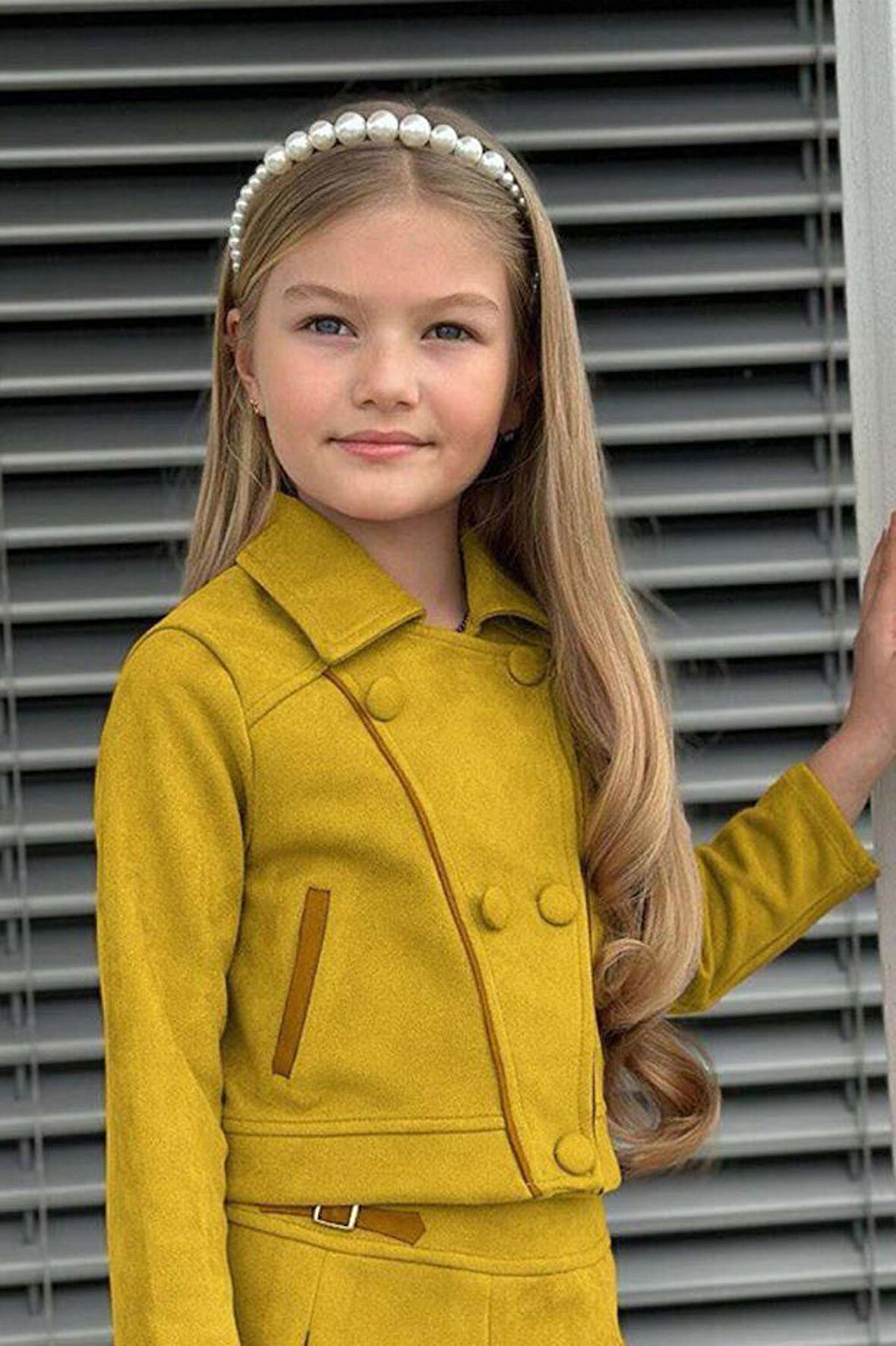 Kız Çocuk Asimetrik Kesim Gömlek Yaka Ceket Eteği Şerit Detaylı Pliseli Süet Hardal Etekli Takım