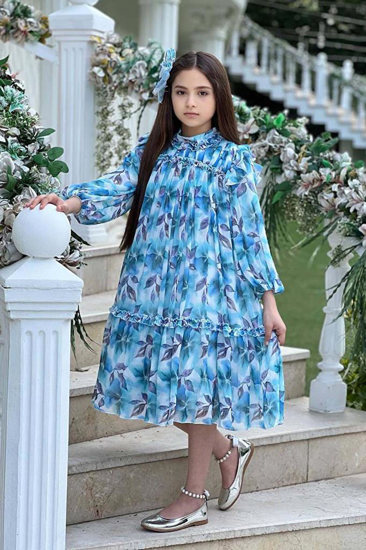 Kız Çocuk Yakası ve Omuzları Fırfır Detaylı Çiçek İşlemeli Pliseli Mavi Elbise