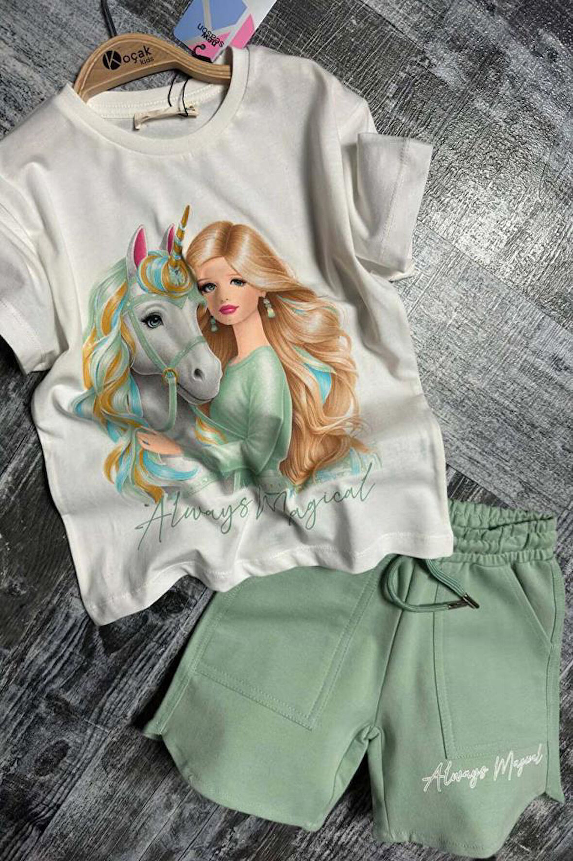 Kız Çocuk Üzeri Digital Bebek ve At Baskılı Penye T-Shirt Yeşil Şortlu Takım