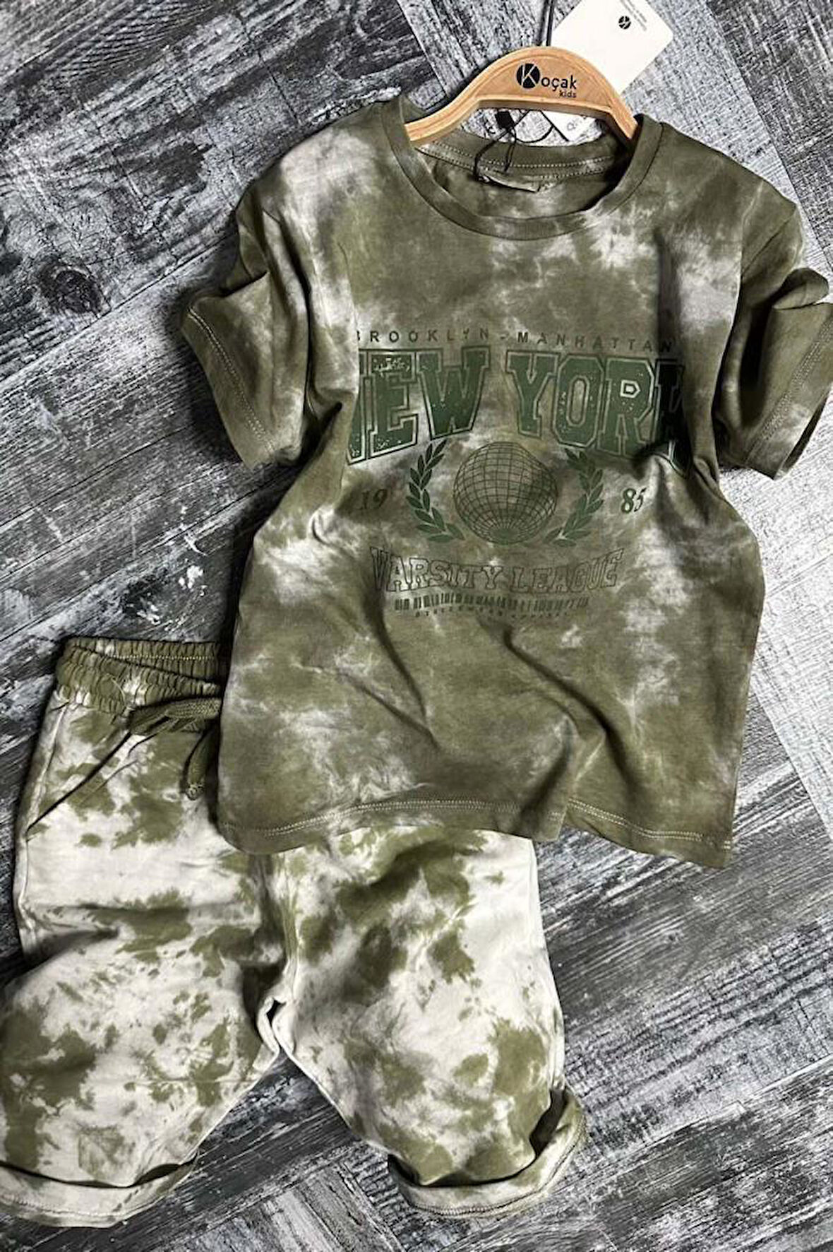Erkek Çocuk New York Yazı Baskı ve Batık Desenli Penye T-Shirt Yeşil Şortlu Takım