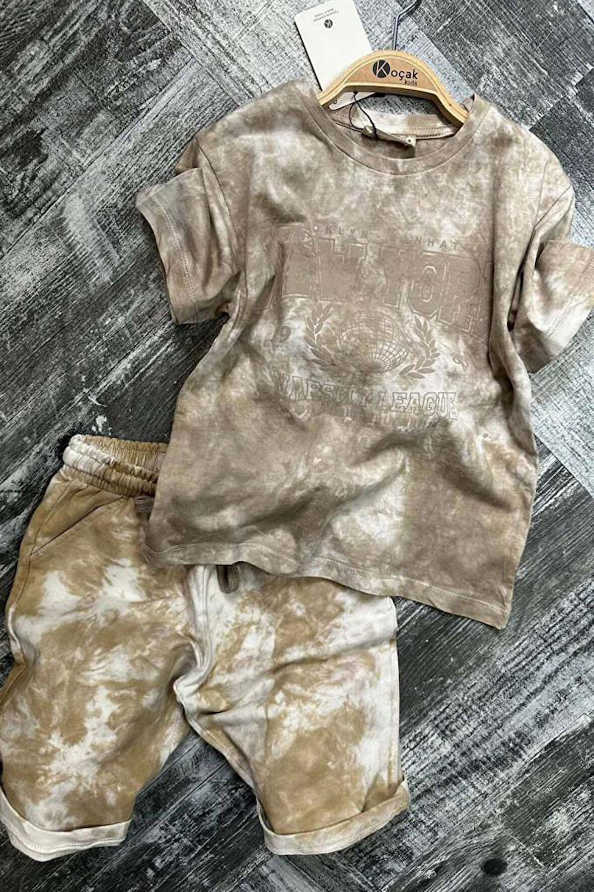 Erkek Çocuk New York Yazı Baskı ve Batık Desenli Penye T-Shirt Kahverengi Şortlu Takım