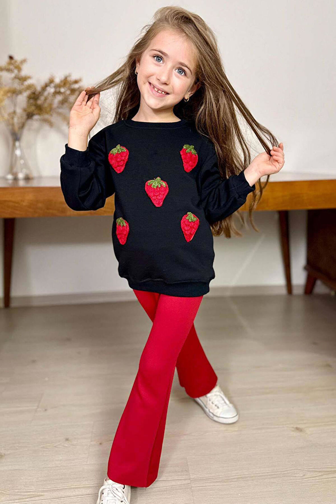 Kız Çocuk Üzeri Çilek Figürlü 3 İplik Kazak Bol Kesim Skuba Kumaş Kırmızı Alt Üst Takım