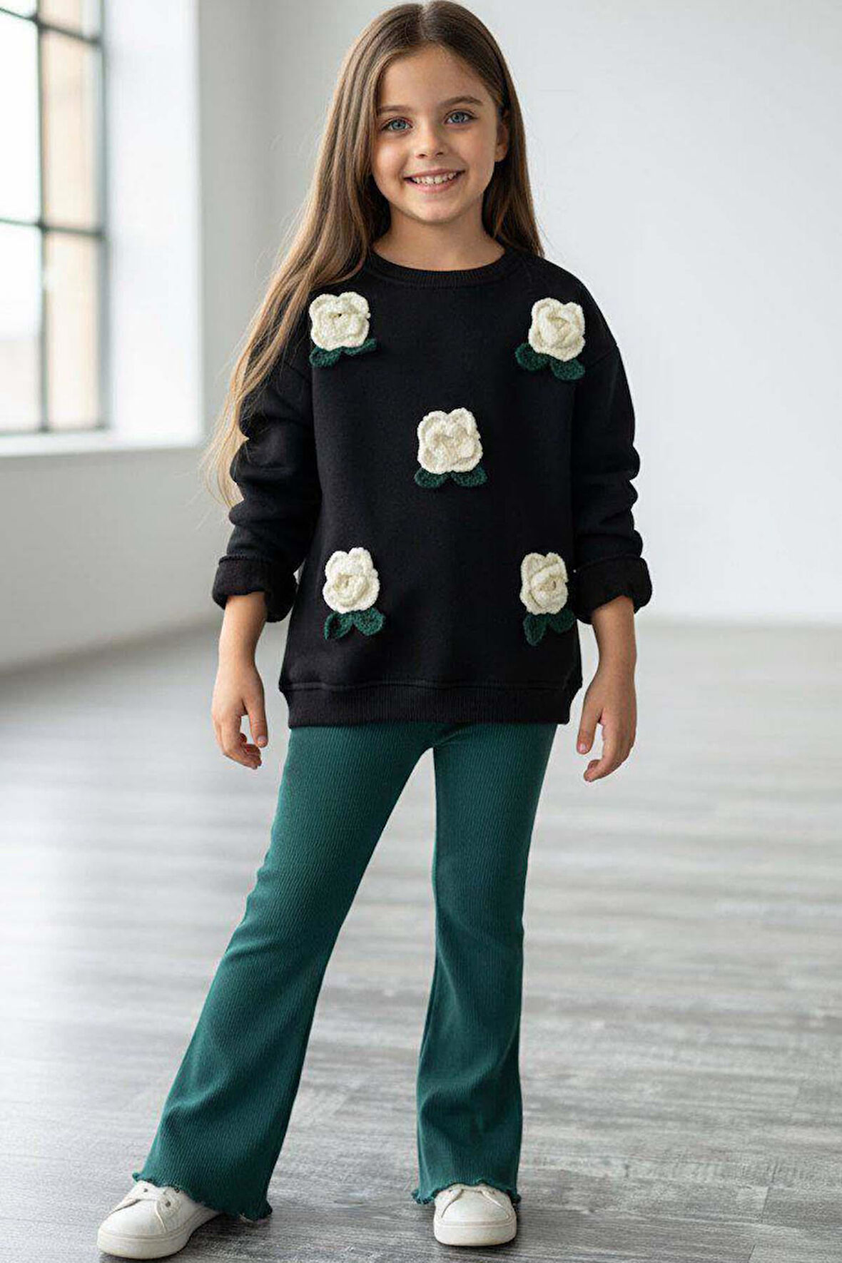 Kız Çocuk Üzeri Gül Figürlü 3 İplik Siyah Kazak Bol Kesim Skuba Kumaş Alt Üst Takım