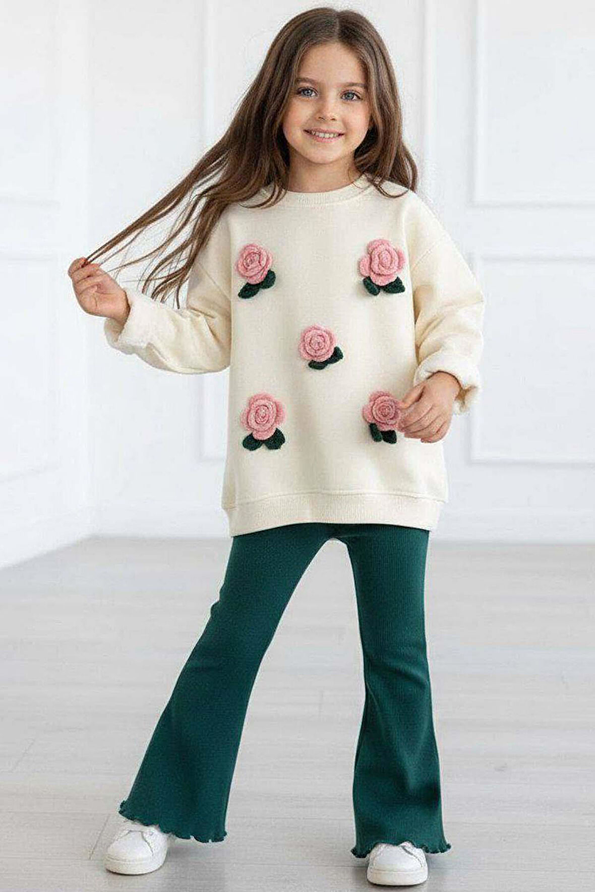 Kız Çocuk Üzeri Gül Figürlü 3 İplik Krem Kazak Bol Kesim Skuba Kumaş Alt Üst Takım