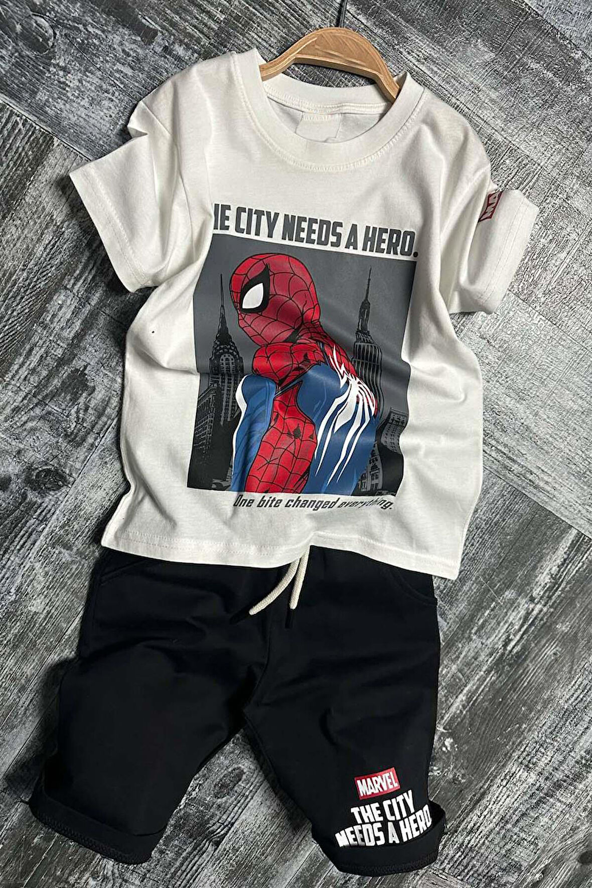 Erkek Çocuk Örümcek Ağı ve Digital Yazı Baskılı T-shirt İp Detaylı Siyah Şortlu Takım