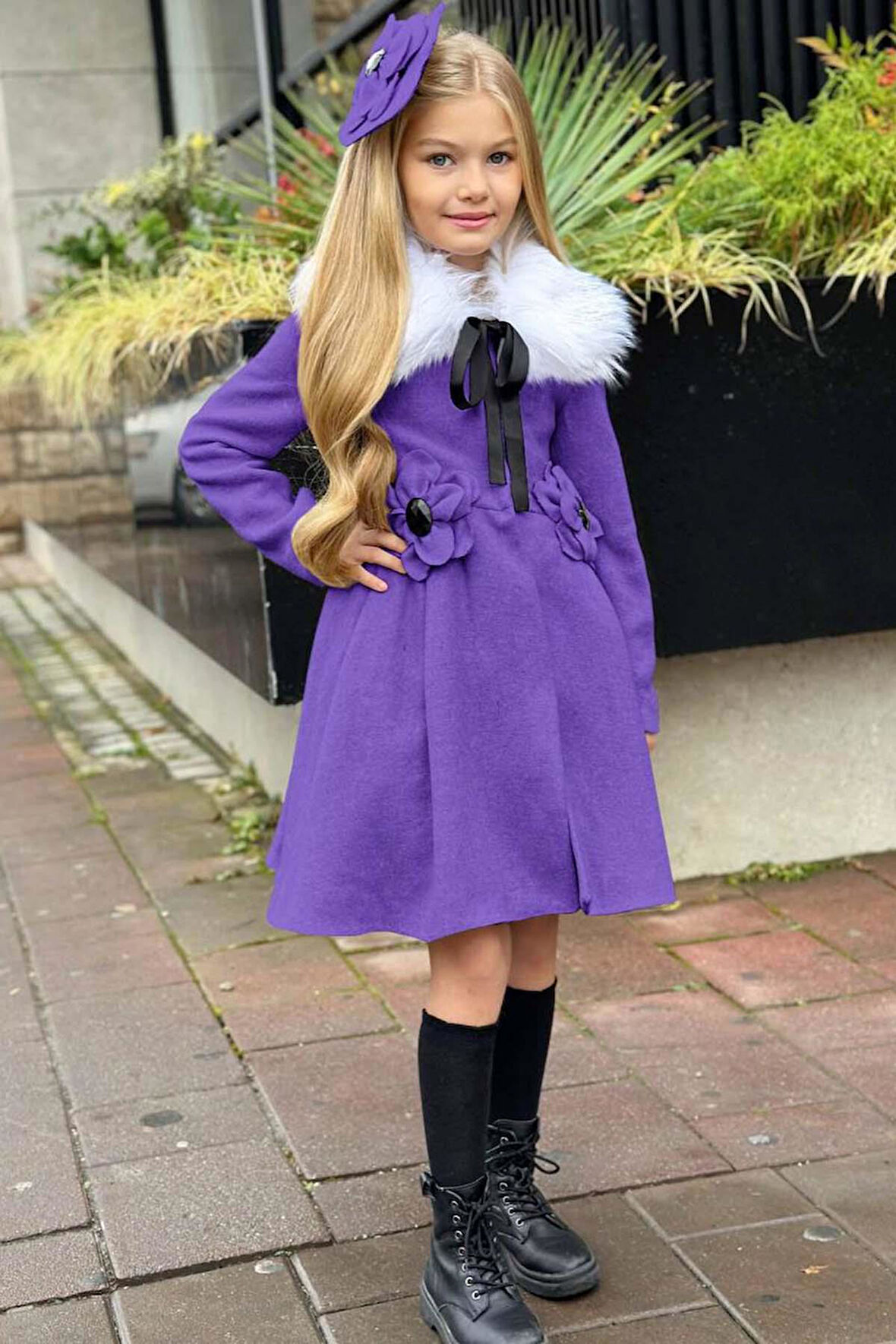 Kız Çocuk Kürk Yakalı Önü Çiçek Ve Elmas Taş Detaylı Mor Kaşe