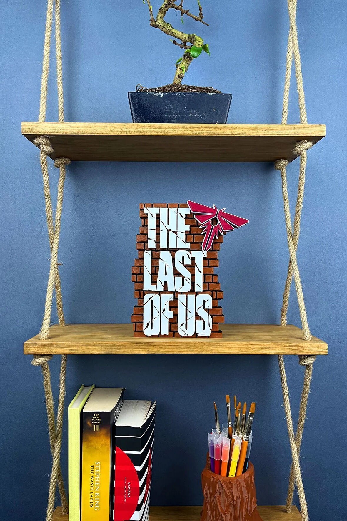 The Last Of Us Logo Figür - Yüksek Kalite Koleksiyon Parçası