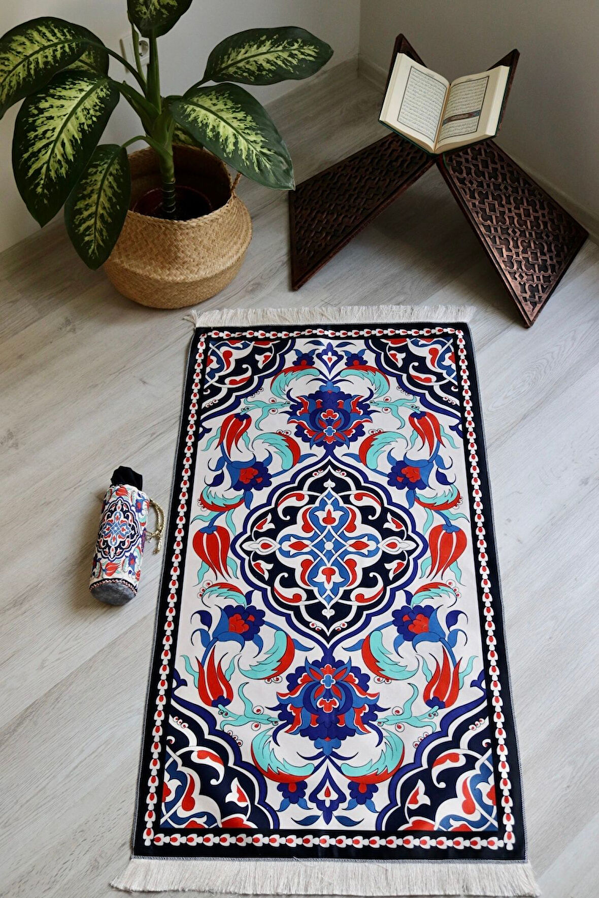 Pratik Ve Taşınabilir Ipek Dokulu Keseli Seccade Lale Desenli S10013