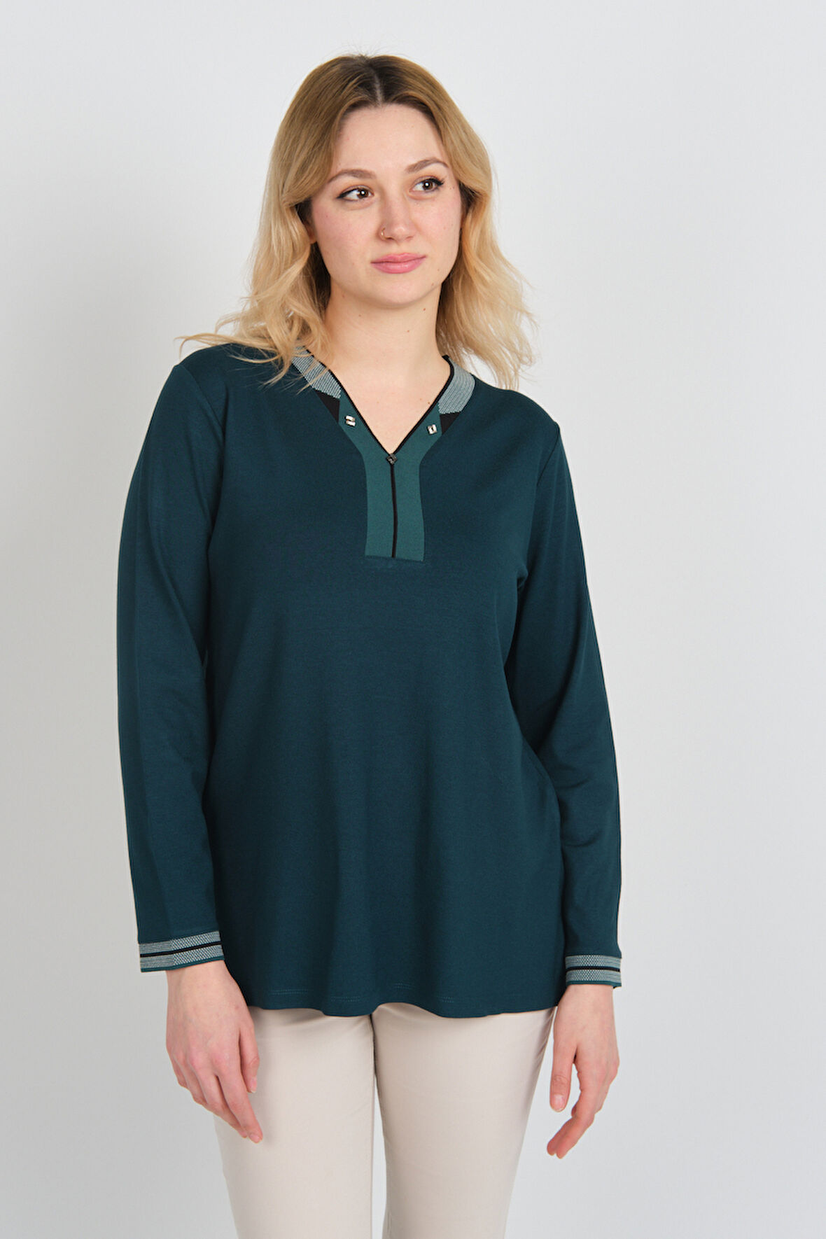 Detay Triko Kadın V Yaka ve Yakası Taş Detaylı Uzun Kollu Anne Bluz 5711 Zümrüt