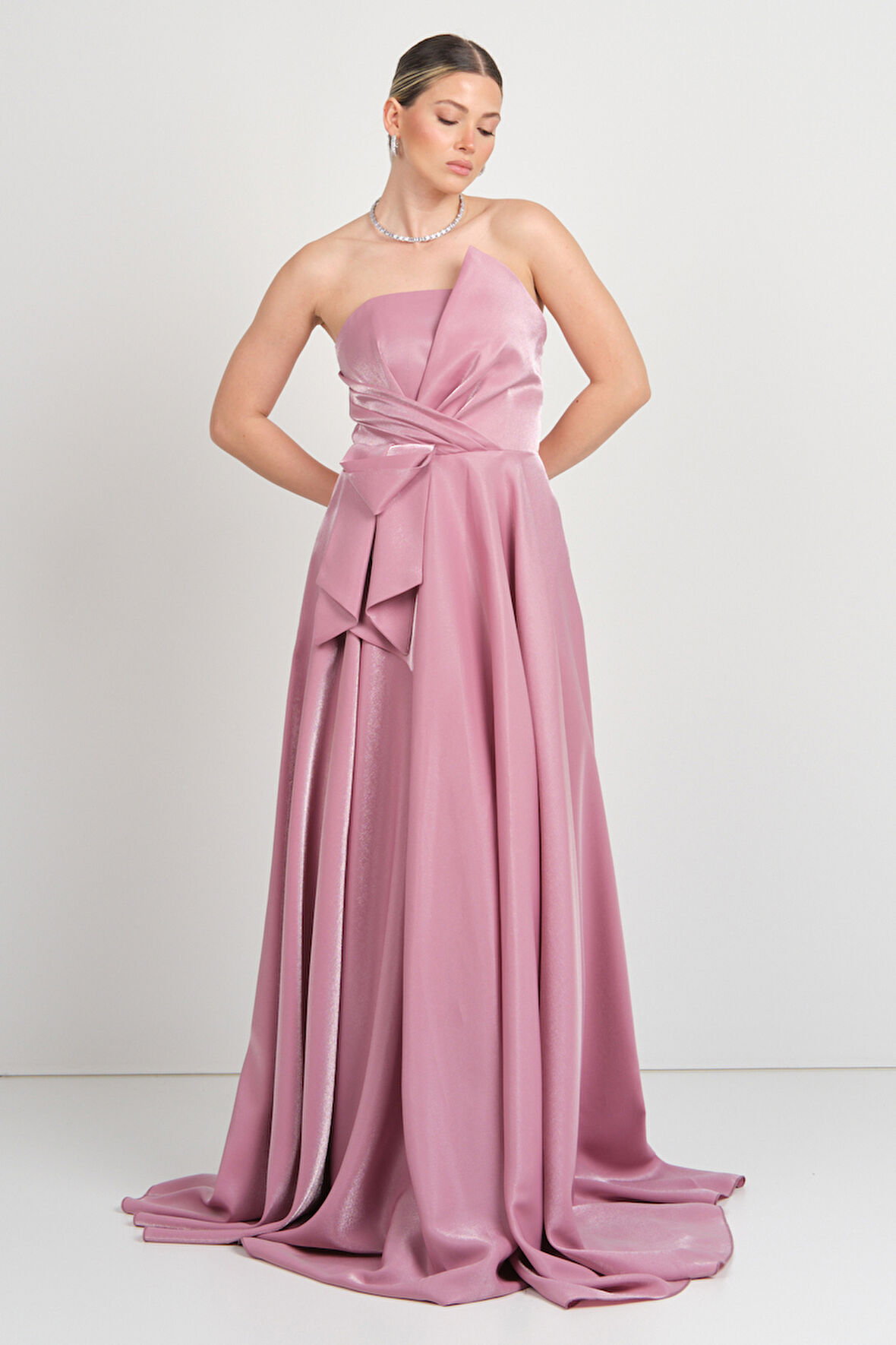 Hvit Vera Kadın Straplez Parlak Saten Kumaş Maxi Abiye Elbise 5785 Pudra